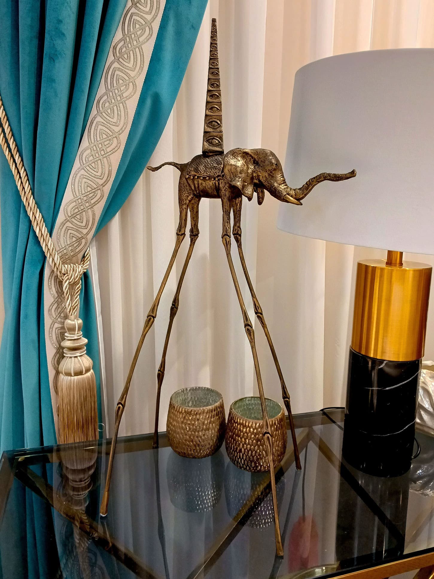 Авторская статуэтка слона Дали с золотым покрытием и пирамидой — декор ручной работы в стиле Сальвадора Дали