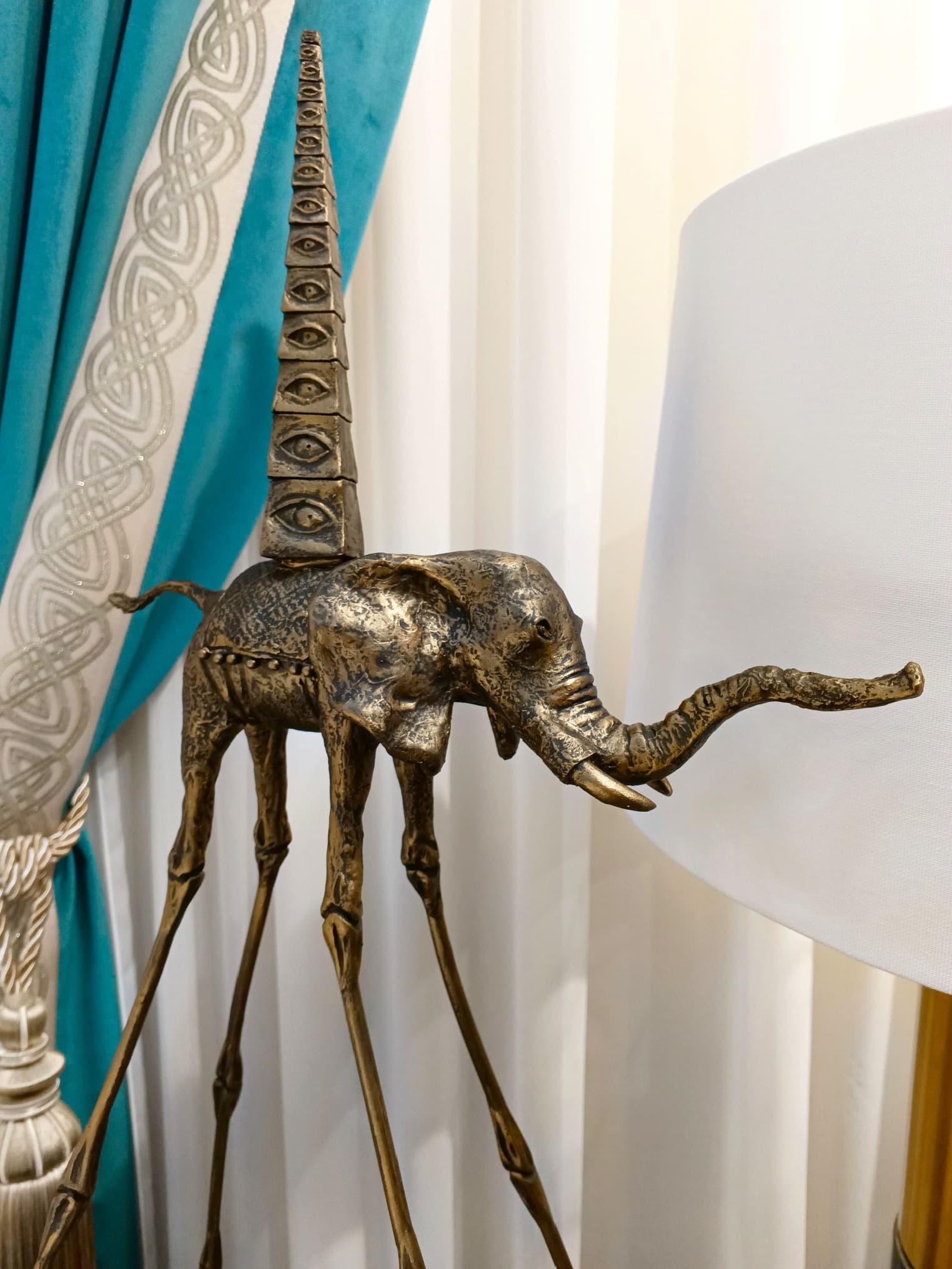 Авторская статуэтка слона Дали с золотым покрытием и пирамидой — декор ручной работы в стиле Сальвадора Дали