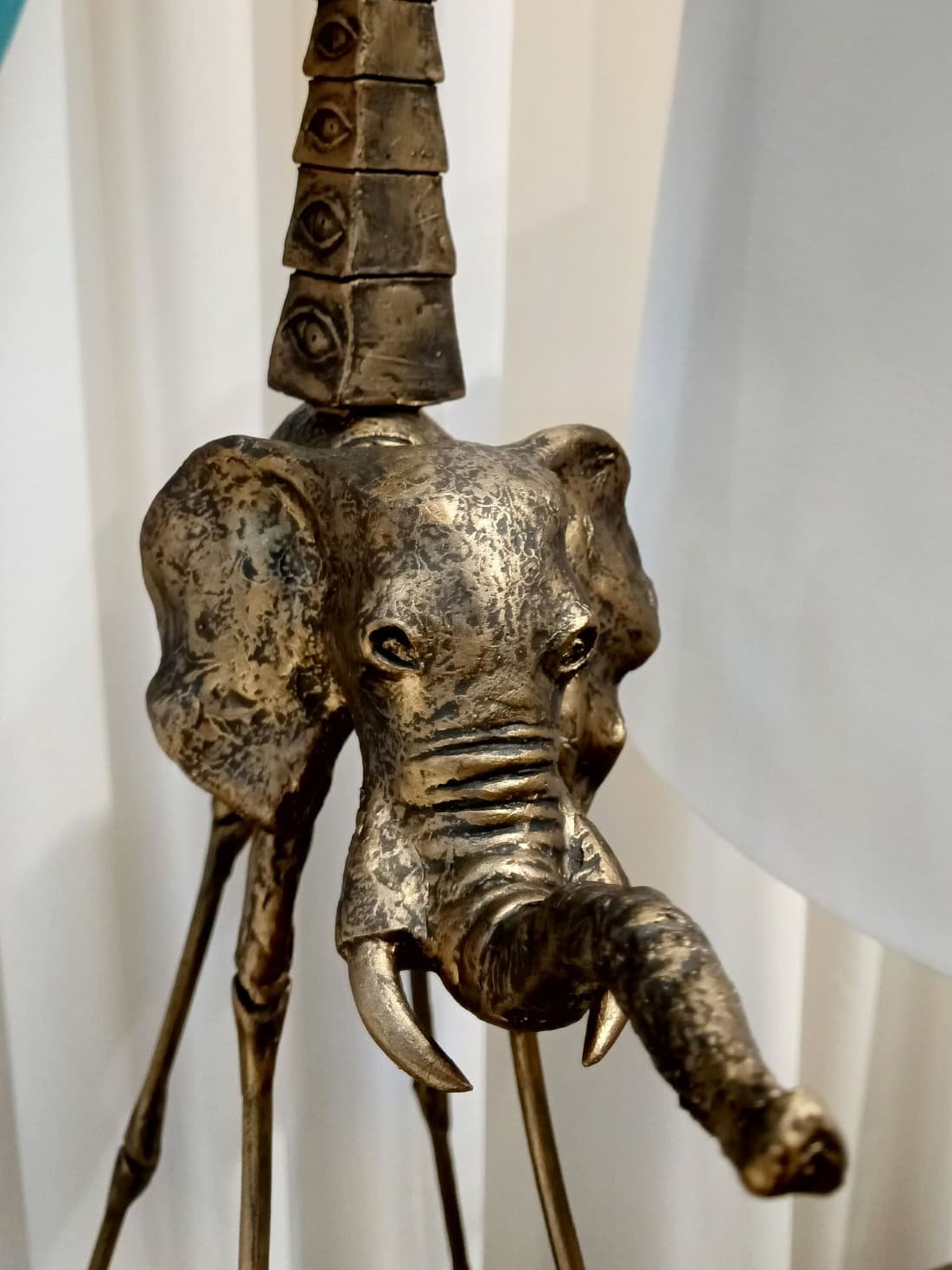 Авторская статуэтка слона Дали с золотым покрытием и пирамидой — декор ручной работы в стиле Сальвадора Дали