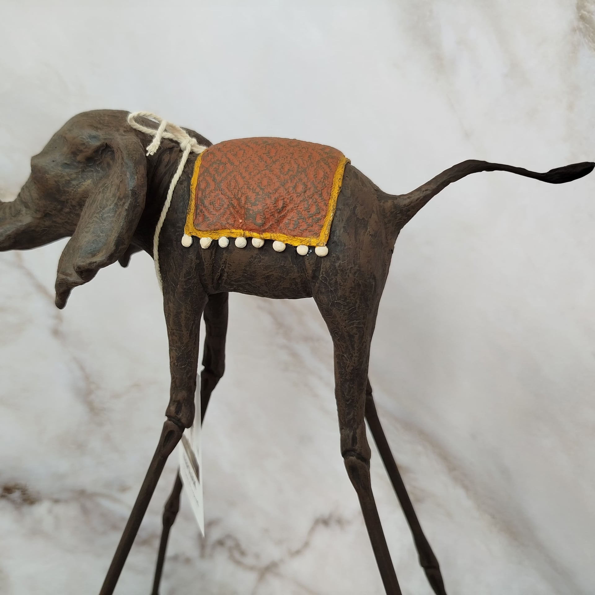 Коричневые статуэтки слона Дали — тёплый оттенок ручной работы в стиле Сальвадора Дали