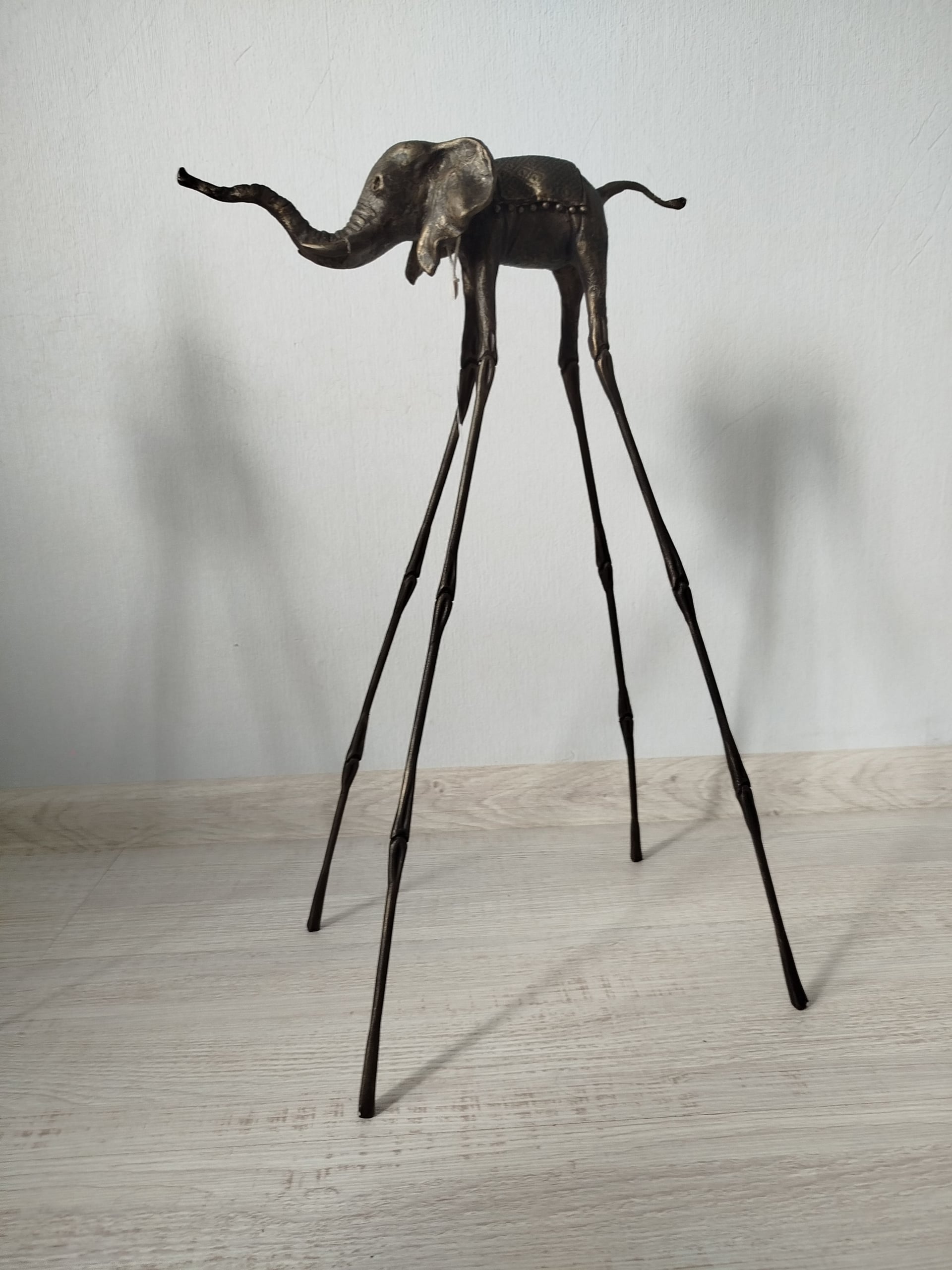 Бронзовая статуэтка слона Дали — классика авторской работы в стиле Сальвадора Дали