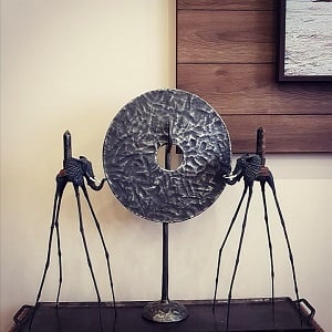 Статуэтки слона Дали в композиции с круглым элементом — символическая инсталляция в стиле Сальвадора Дали