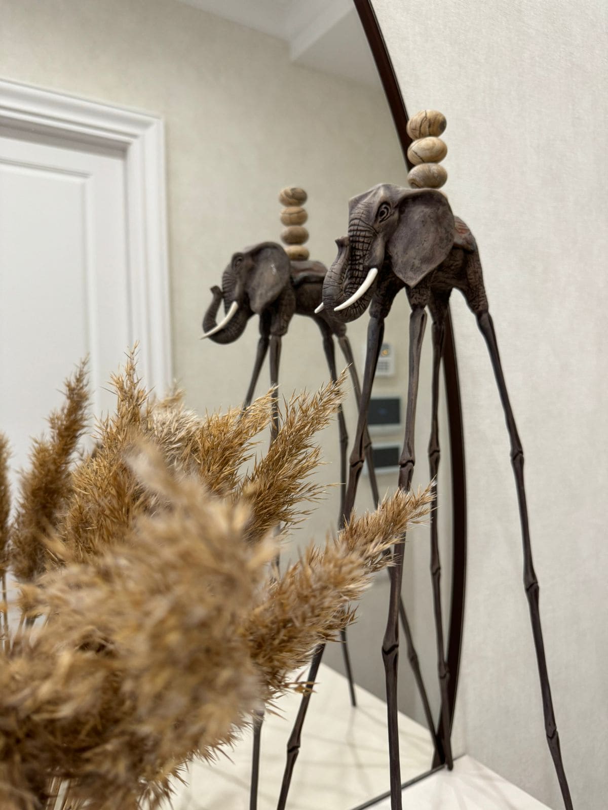 Золотая статуэтка слона Дали у зеркала в современном интерьере — авторская композиция ручной работы