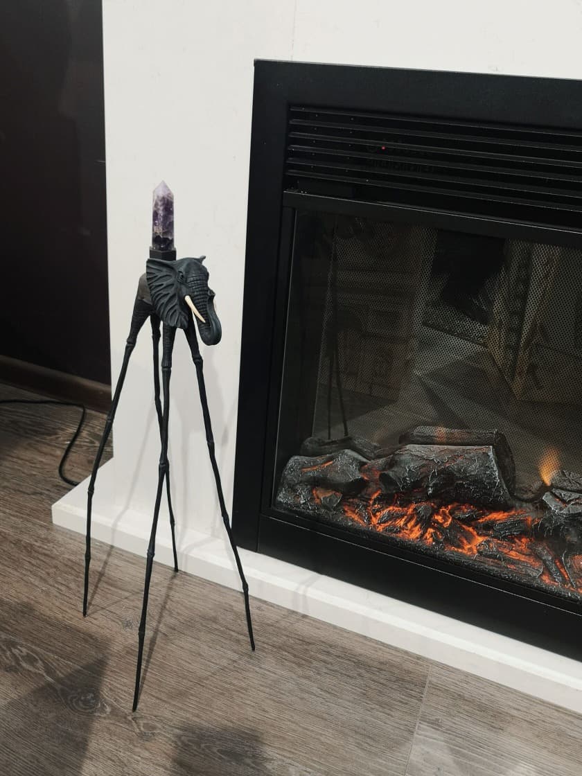 Синие статуэтки слона Дали у камина — авторский декор для уютного интерьера