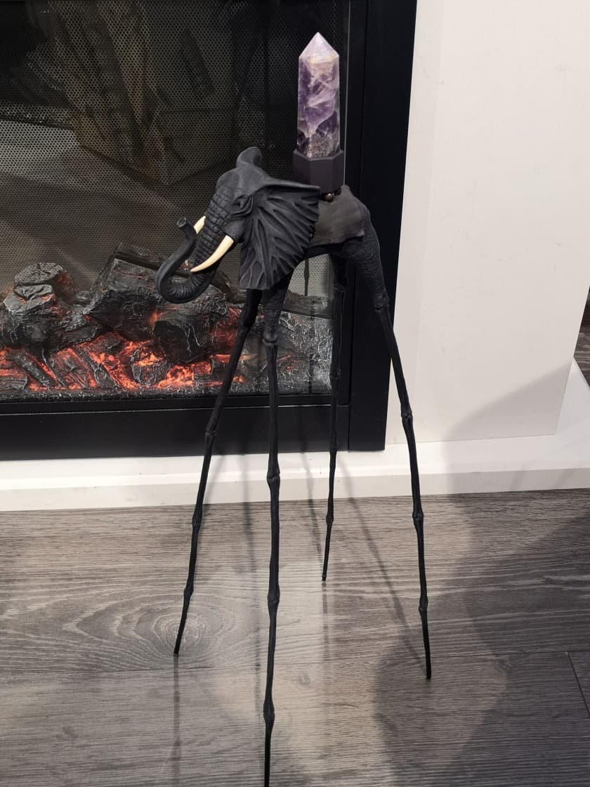 Синие статуэтки слона Дали у камина — авторский декор для уютного интерьера