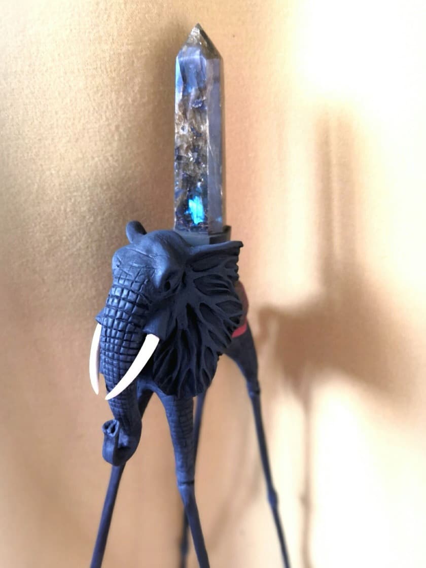 Синие статуэтки слона Дали у камина — авторский декор для уютного интерьера