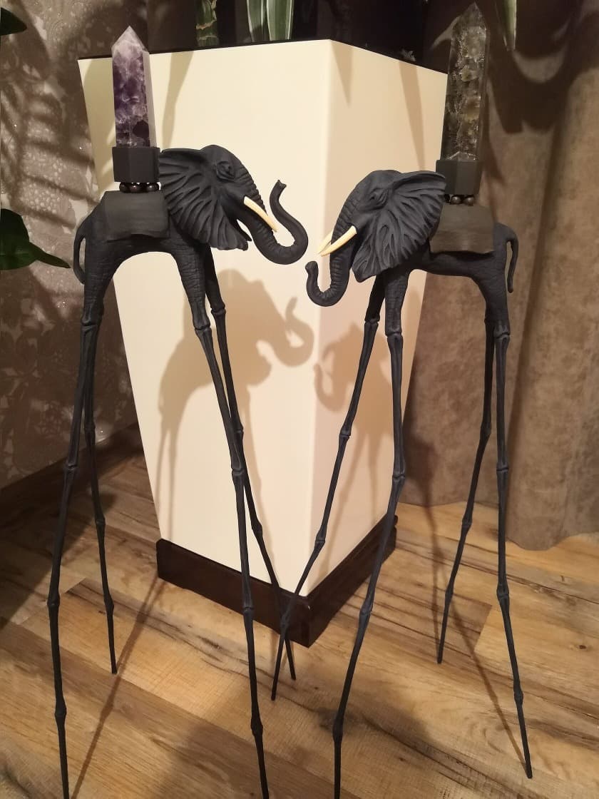 Синие статуэтки слона Дали у камина — авторский декор для уютного интерьера