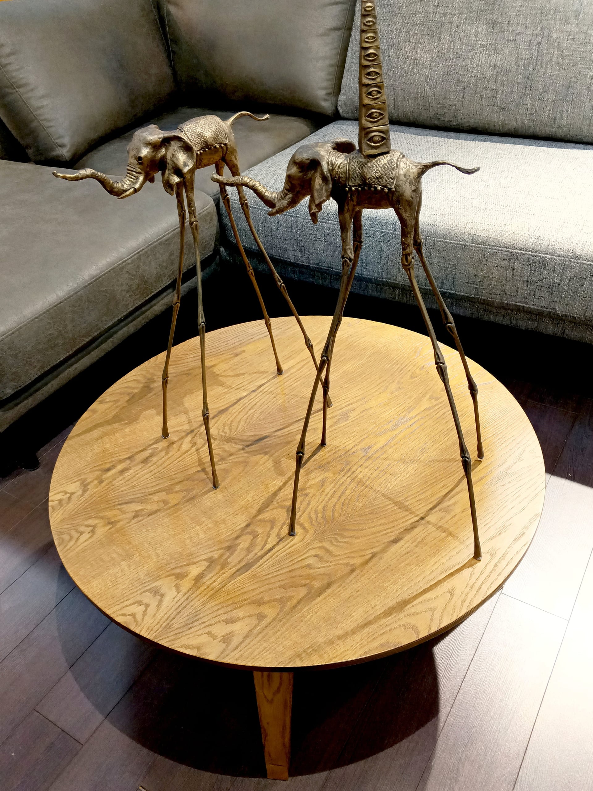 Золотые статуэтки слона Дали на журнальном столе — с пирамидой и без, коллекция ручной работы