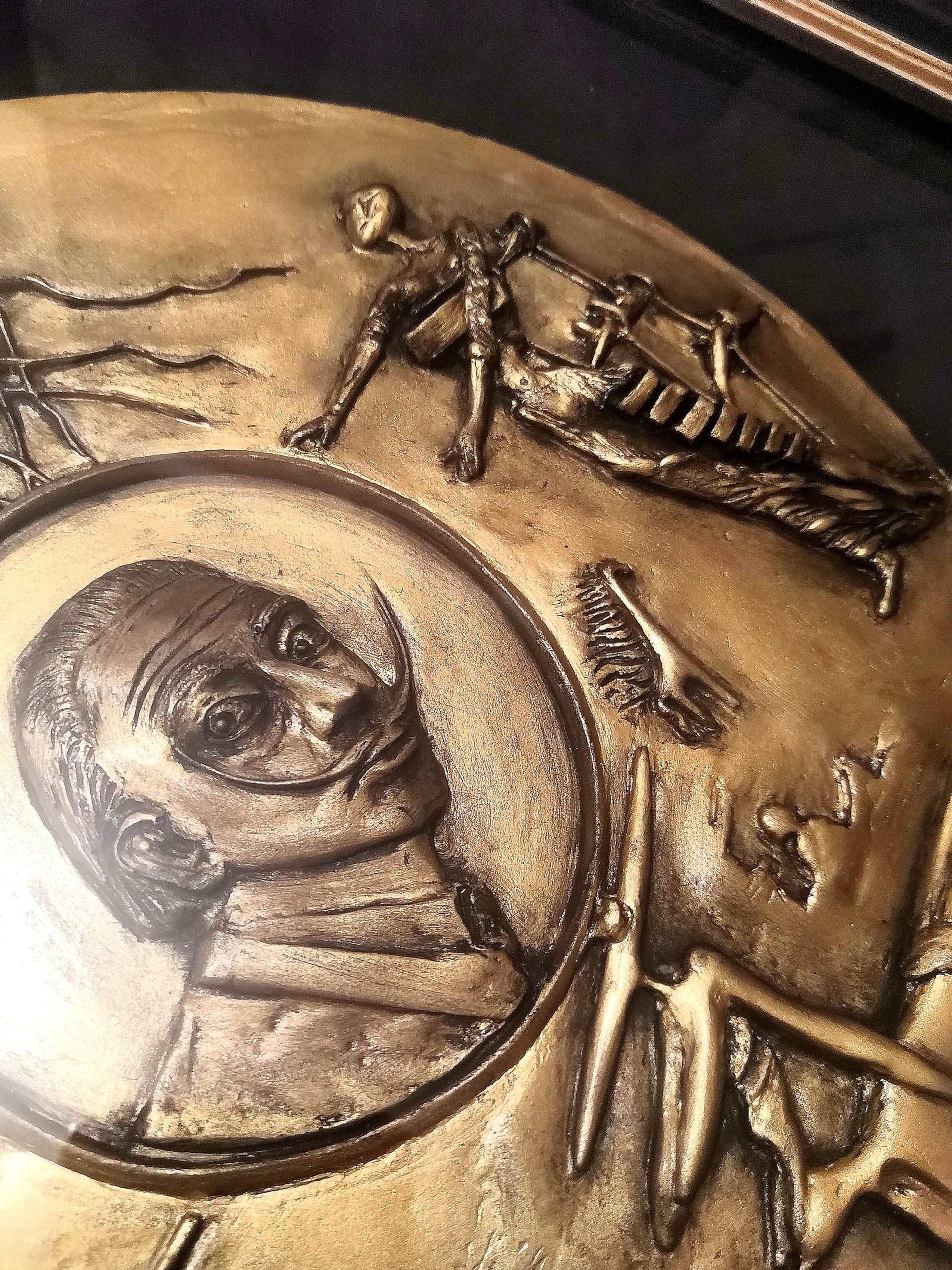 Информационная плашка с описанием работ Сальвадора Дали, использованных в композиции панно