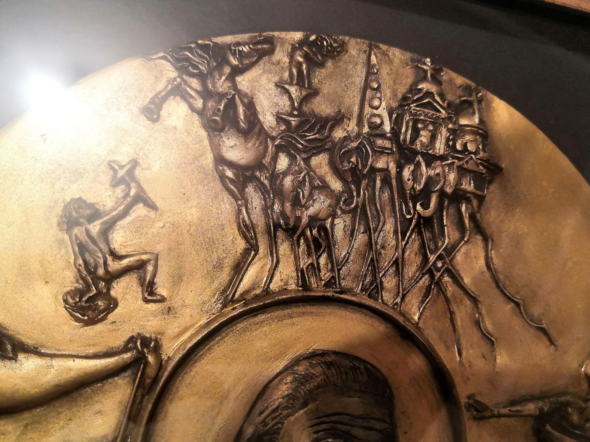 Крупный план детали авторского панно в стиле Дали — текстура и ручная работа