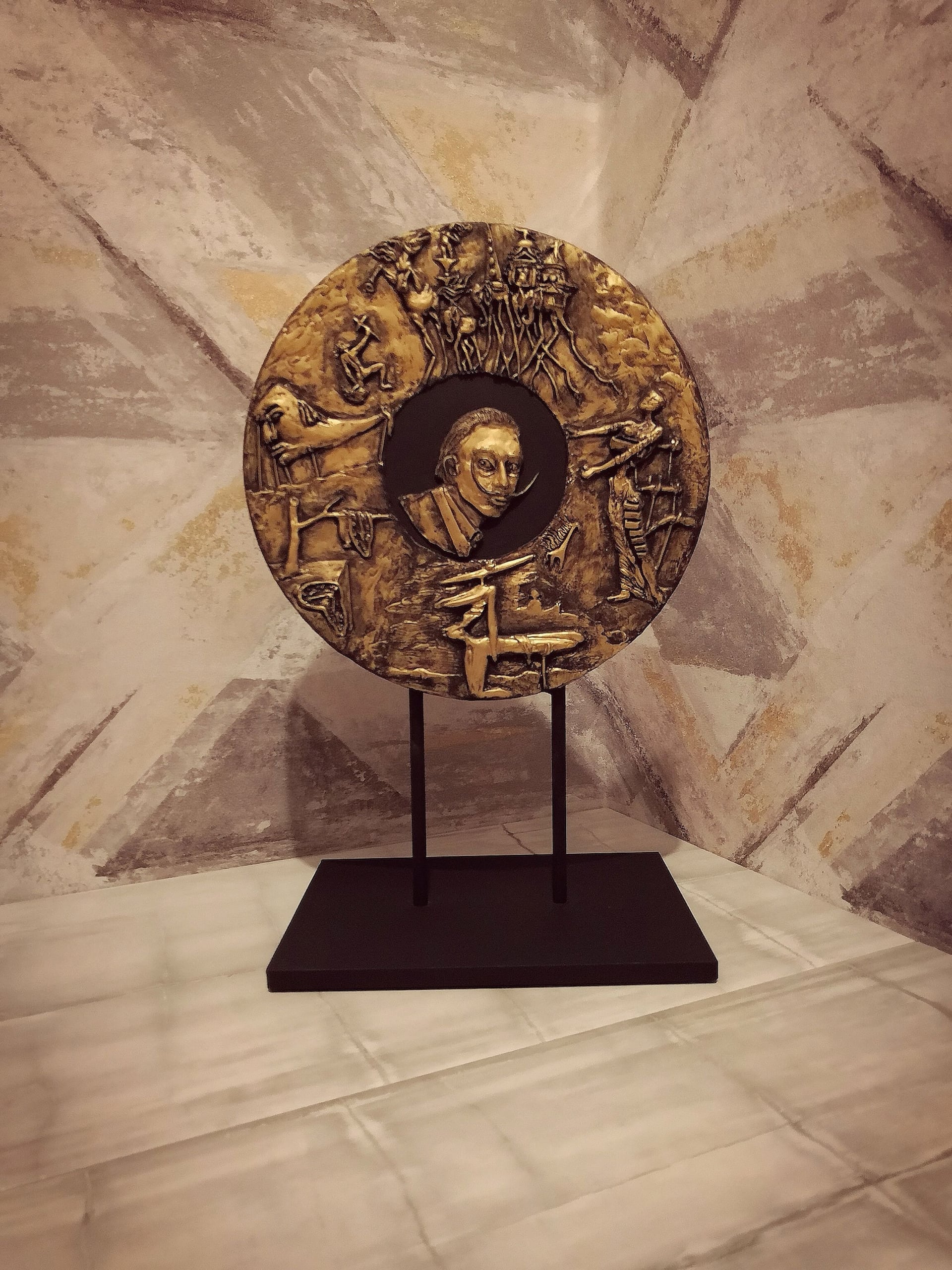 Панно Дали на металлических ножках — интерьерная подача авторской работы