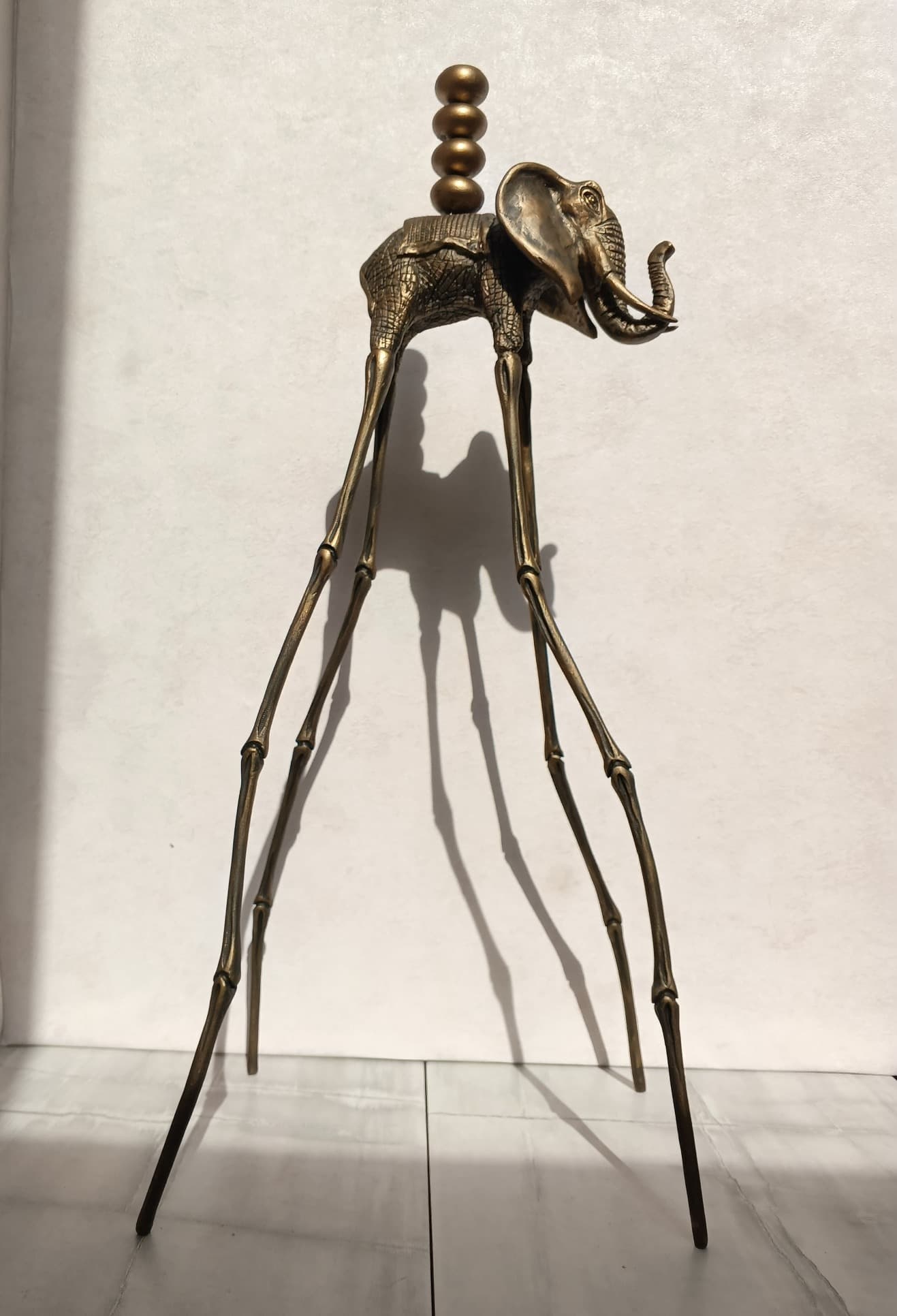 Авторская статуэтка слона "Идущий" с декоративными камнями и патиной под старую бронзу — готовая работа