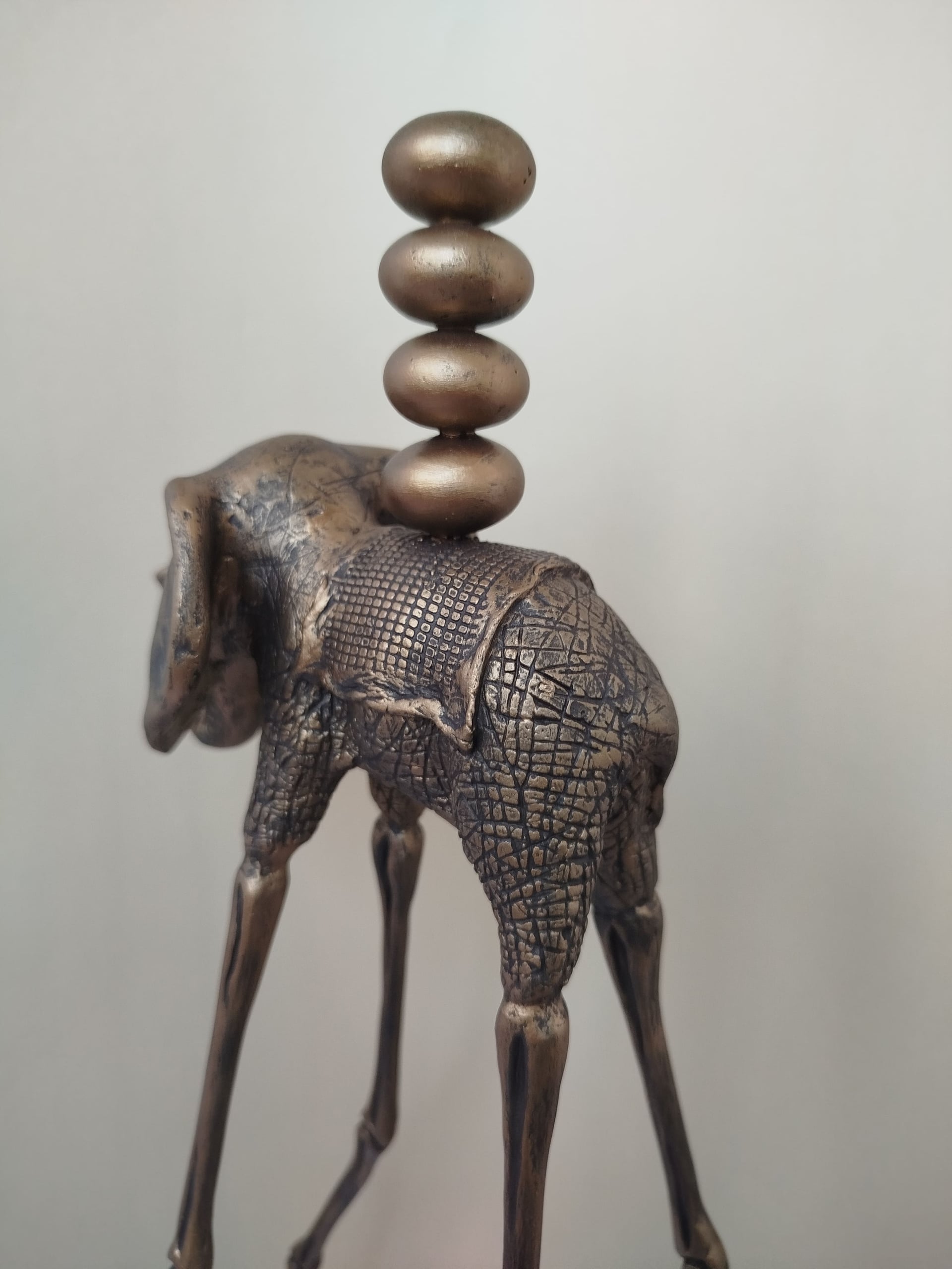 Авторская статуэтка слона "Идущий" с декоративными камнями и патиной под старую бронзу — готовая работа