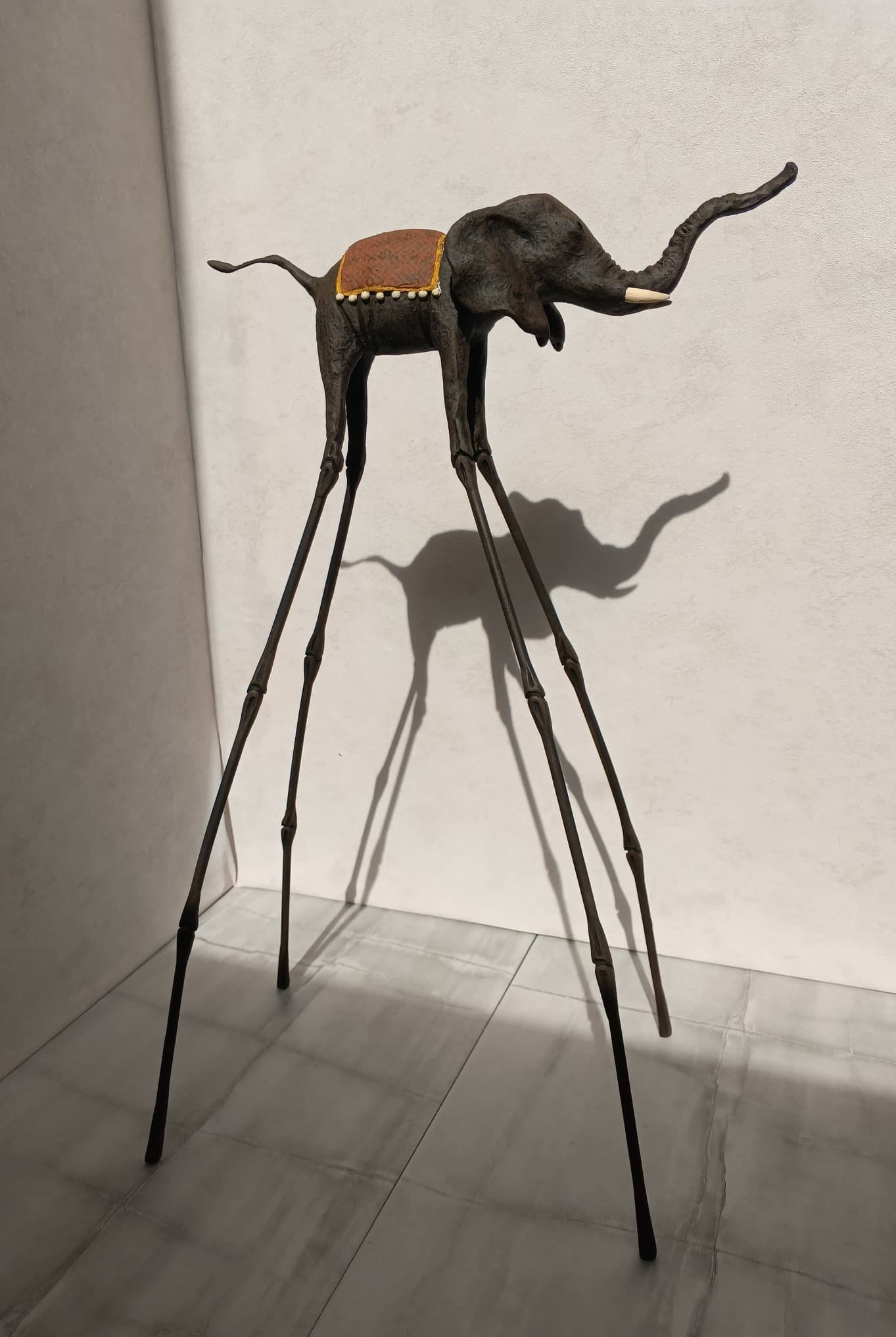 Авторская статуэтка слона "Весёлый" тёмно-коричневого цвета — готовая работа ручной работы в стиле Дали