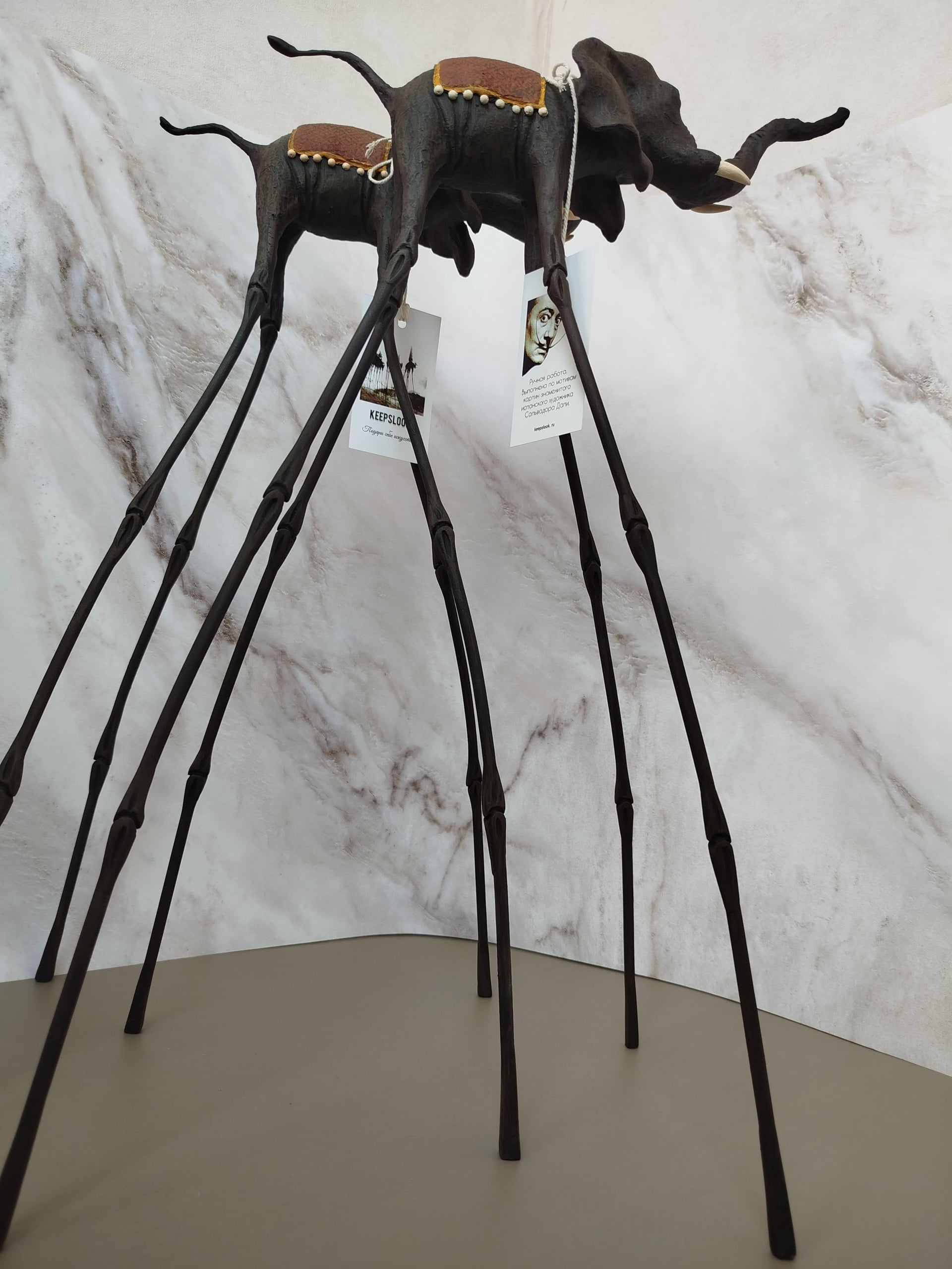 Авторская статуэтка слона "Весёлый" тёмно-коричневого цвета — готовая работа ручной работы в стиле Дали