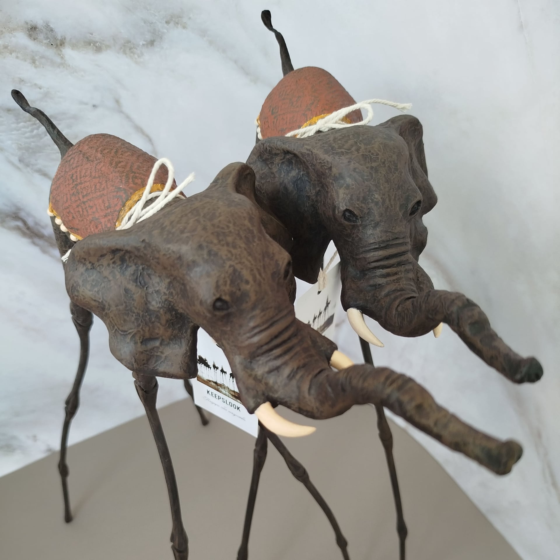 Авторская статуэтка слона "Весёлый" тёмно-коричневого цвета — готовая работа ручной работы в стиле Дали