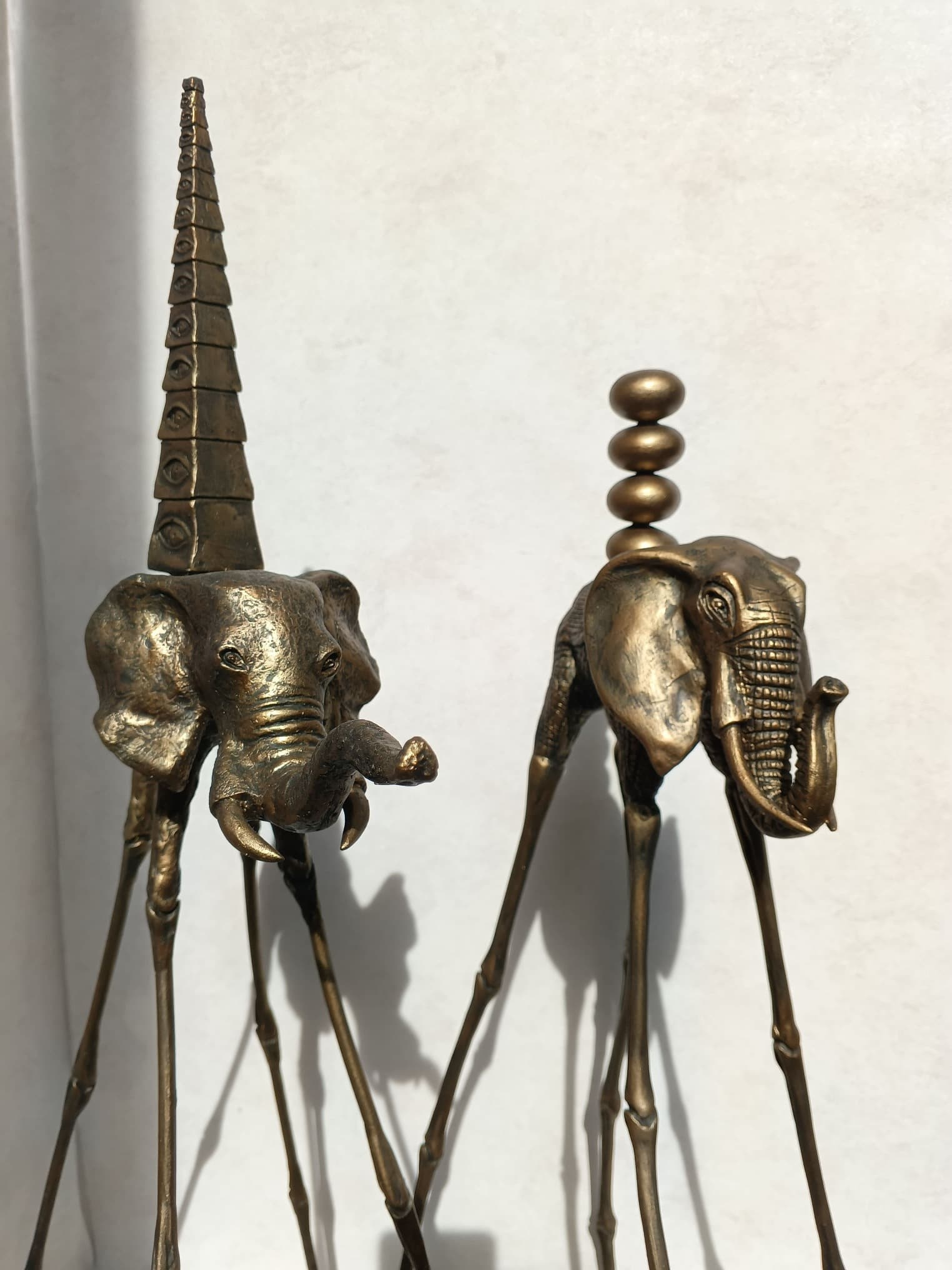 Авторская статуэтка слона "Весёлый" со стилизованной пирамидой и отделкой под старую бронзу — готовая работа