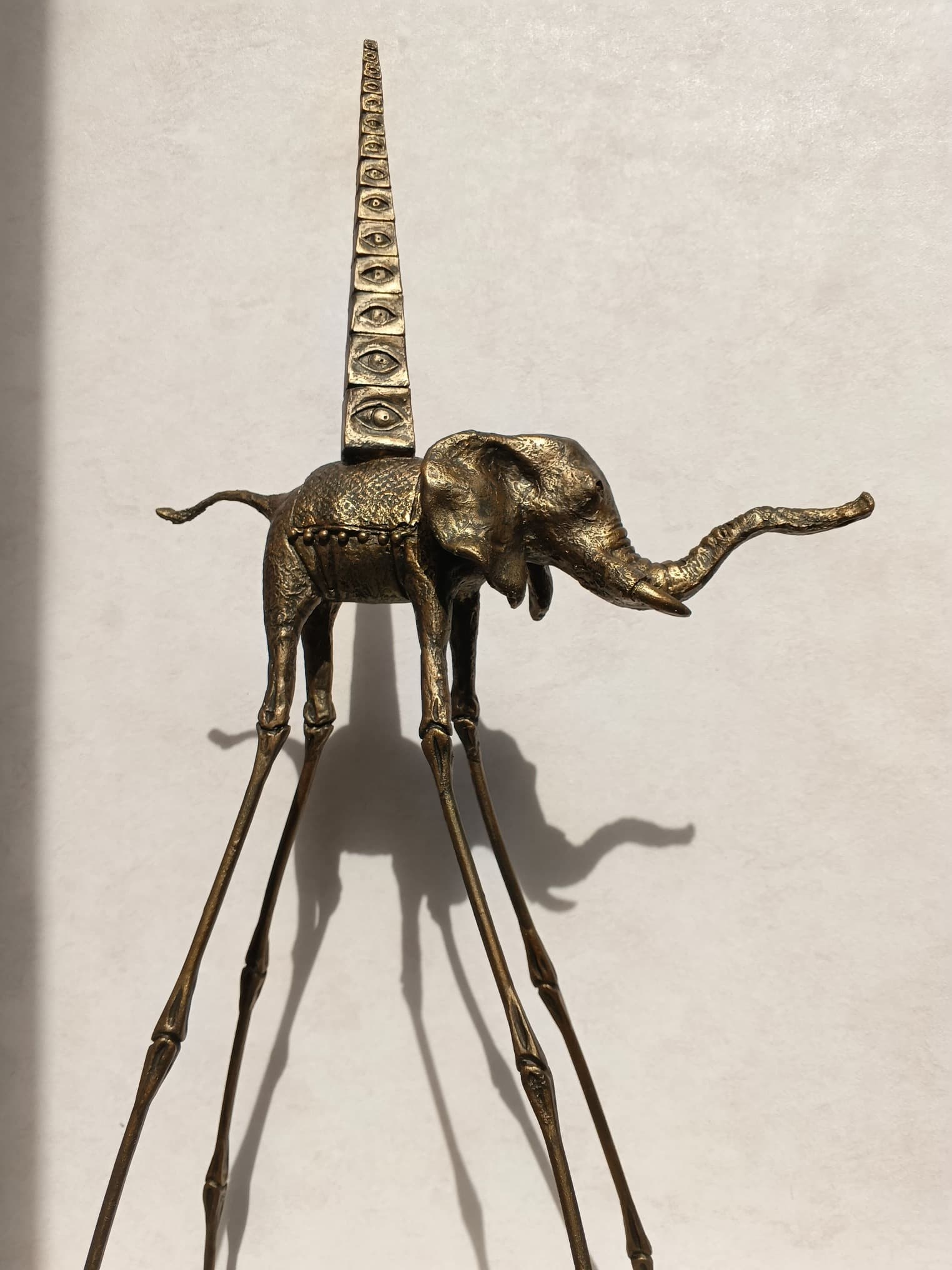 Авторская статуэтка слона "Весёлый" со стилизованной пирамидой и отделкой под старую бронзу — готовая работа