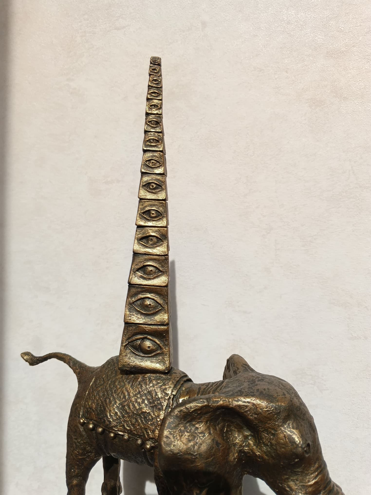 Авторская статуэтка слона "Весёлый" со стилизованной пирамидой и отделкой под старую бронзу — готовая работа