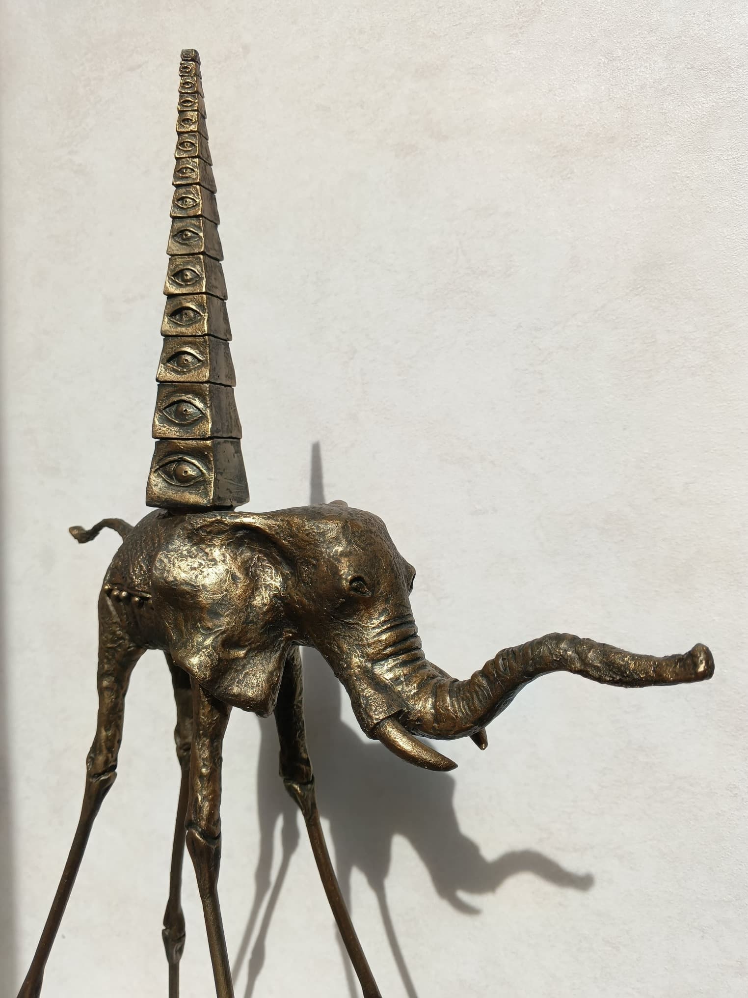 Авторская статуэтка слона "Весёлый" со стилизованной пирамидой и отделкой под старую бронзу — готовая работа