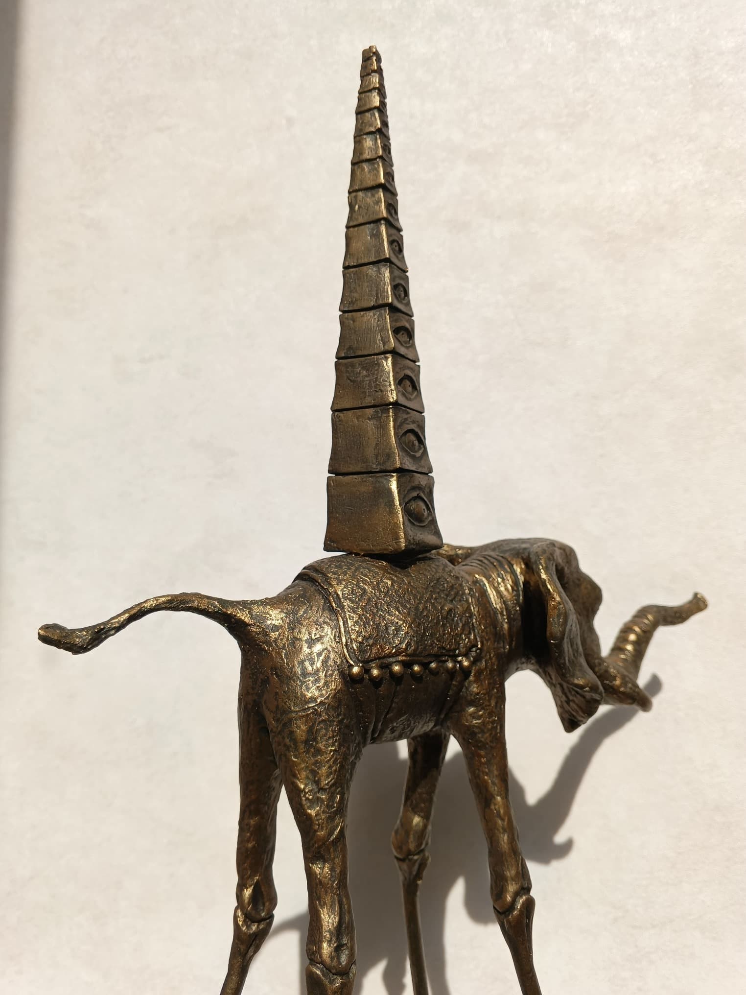 Авторская статуэтка слона "Весёлый" со стилизованной пирамидой и отделкой под старую бронзу — готовая работа