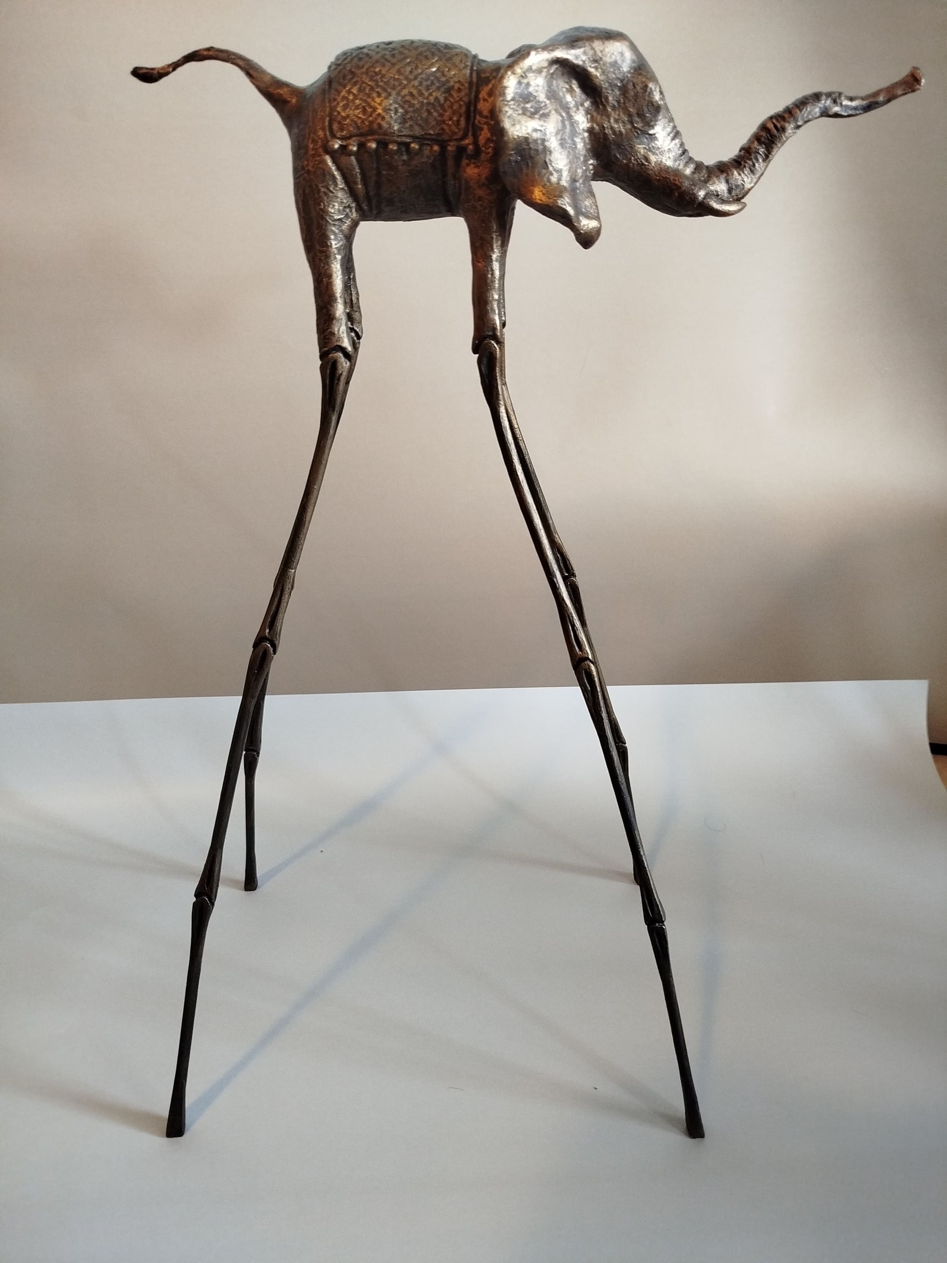 Авторская статуэтка слона "Веселый" в цвете черненая бронза — готовая работа ручной работы, стиль Сальвадора Дали