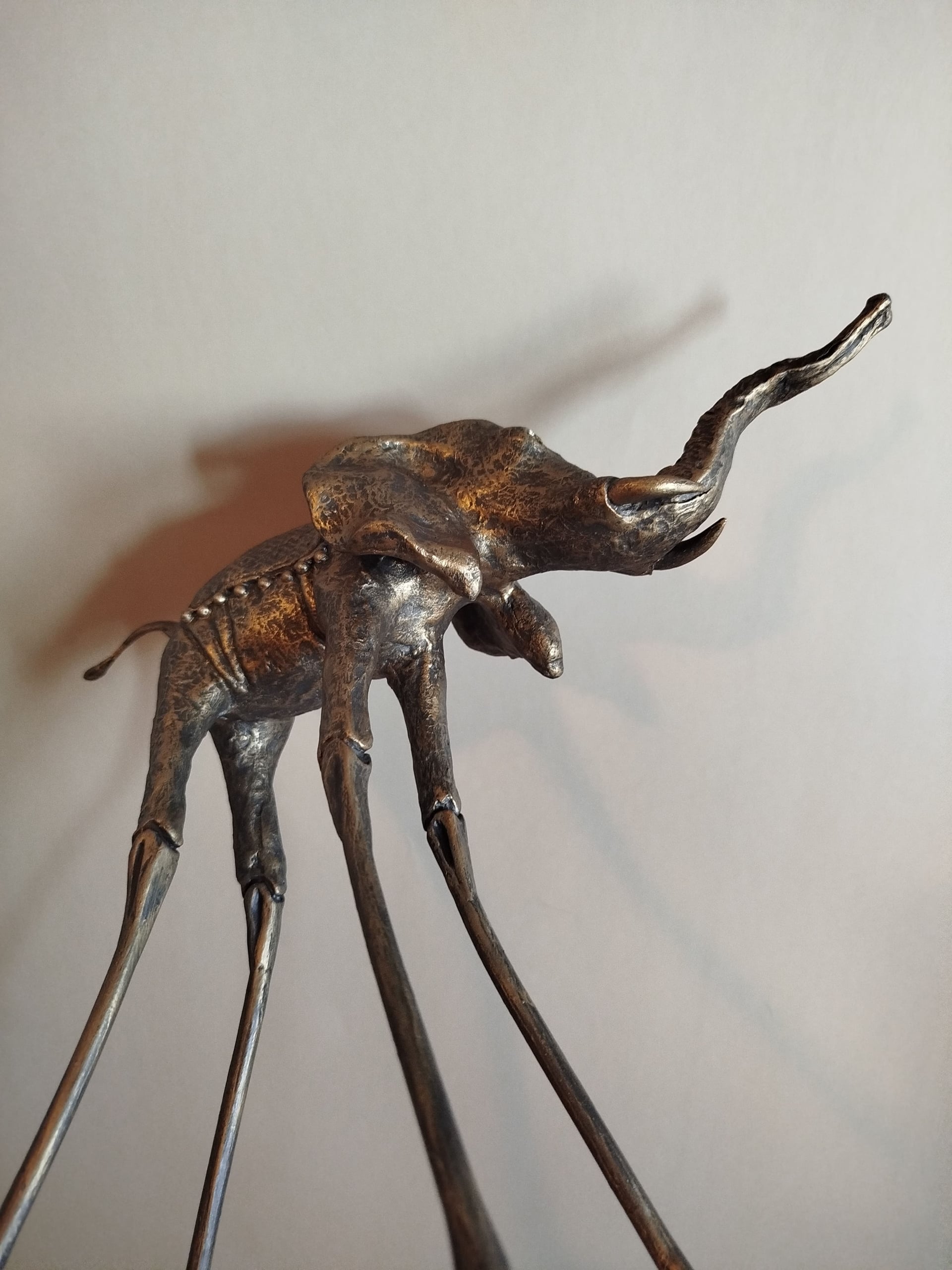 Авторская статуэтка слона "Веселый" в цвете черненая бронза — готовая работа ручной работы, стиль Сальвадора Дали