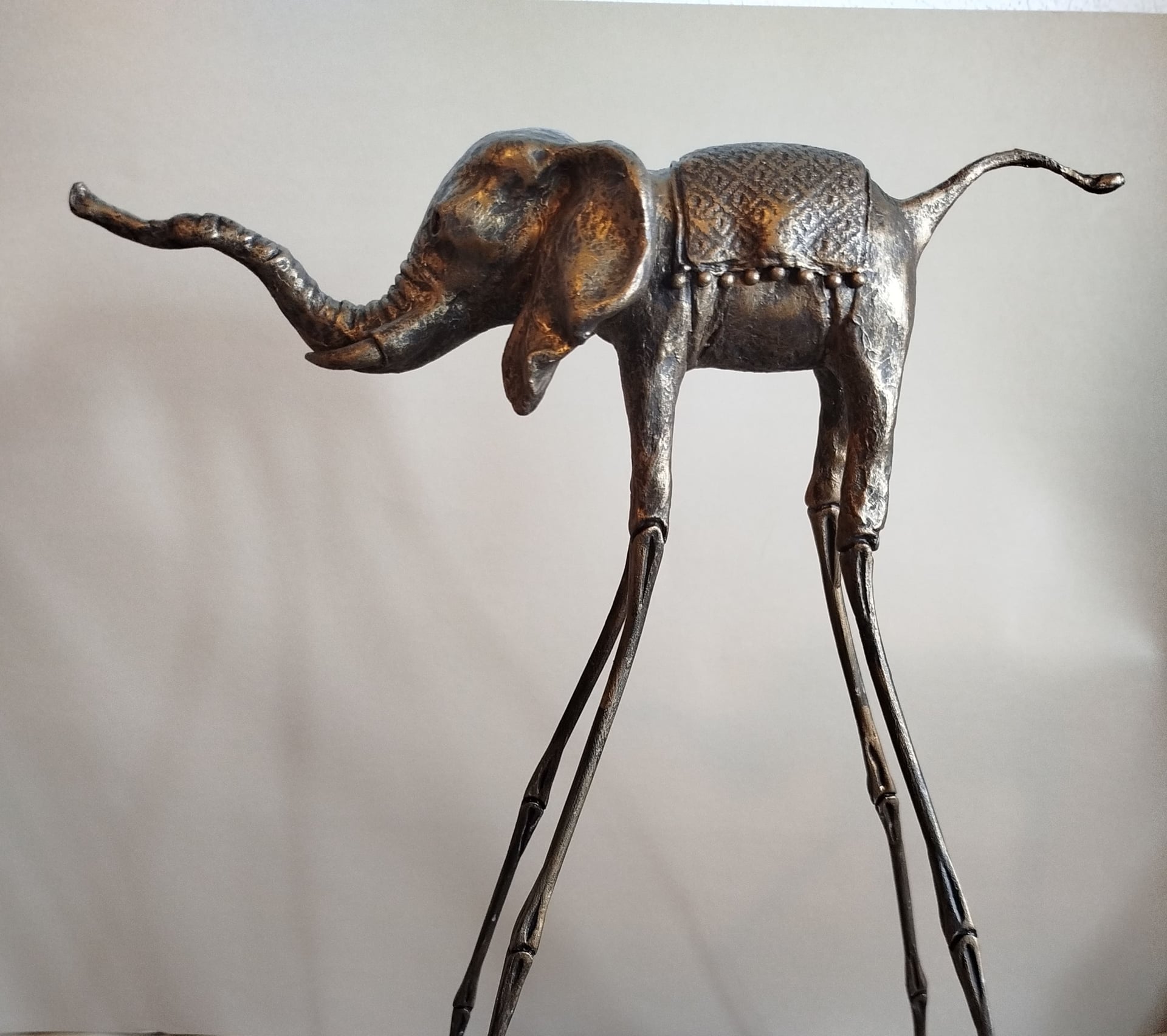 Авторская статуэтка слона "Веселый" в цвете черненая бронза — готовая работа ручной работы, стиль Сальвадора Дали