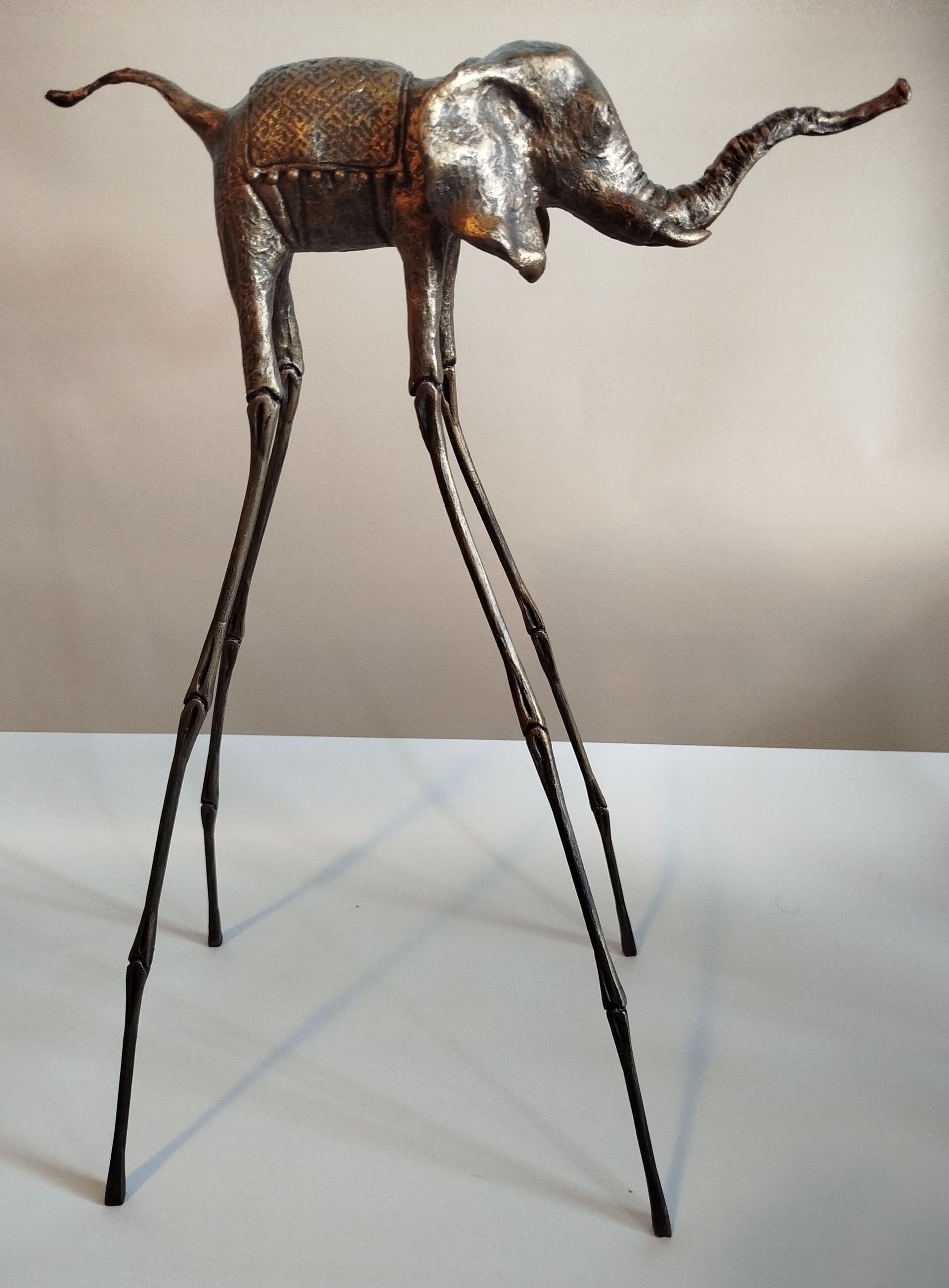 Авторская статуэтка слона "Веселый" в цвете черненая бронза — готовая работа ручной работы, стиль Сальвадора Дали