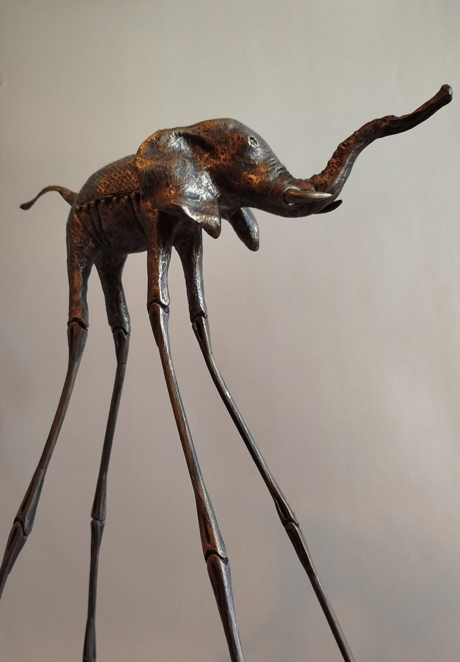 Авторская статуэтка слона "Веселый" в цвете черненая бронза — готовая работа ручной работы, стиль Сальвадора Дали