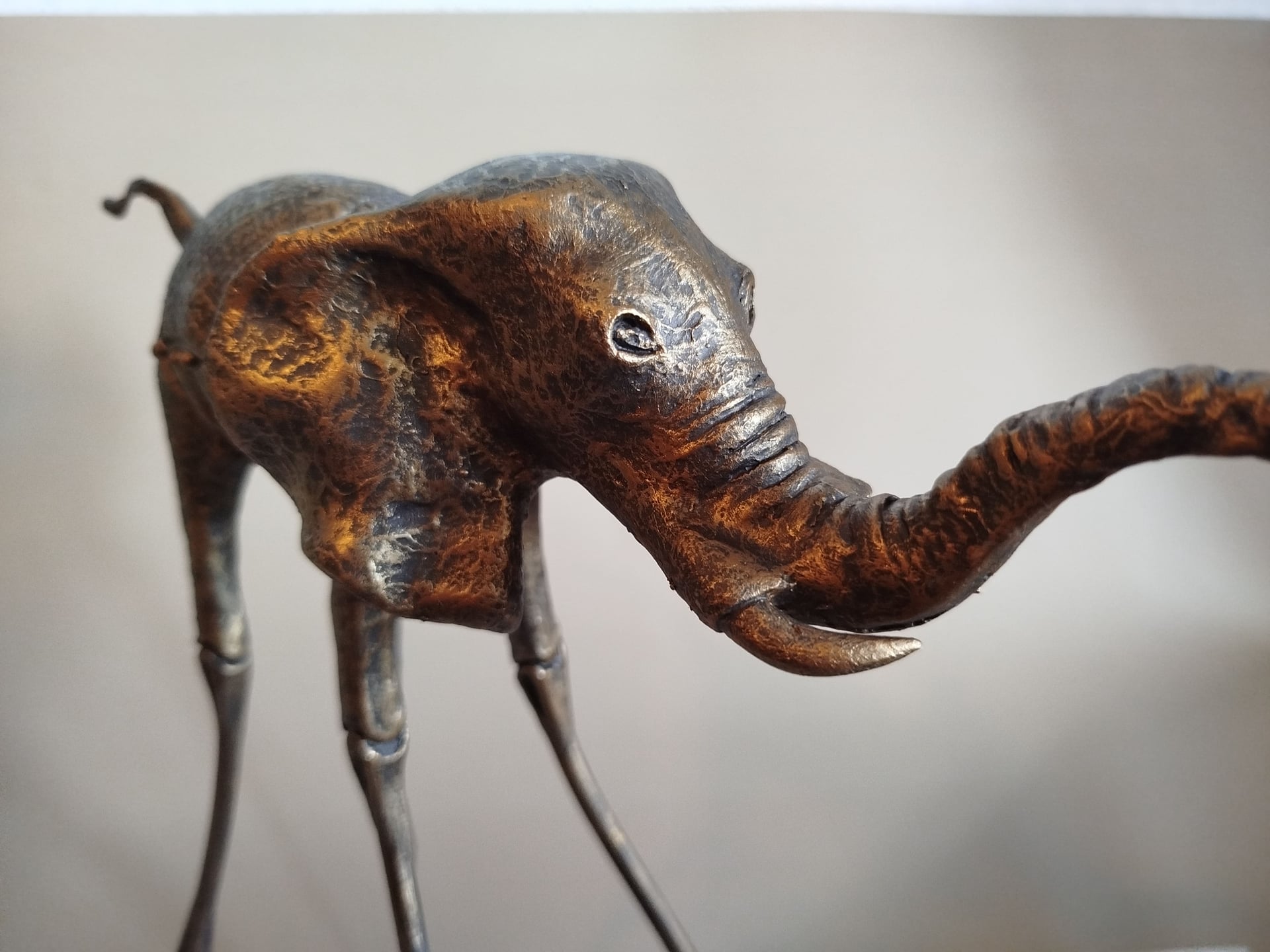 Авторская статуэтка слона "Веселый" в цвете черненая бронза — готовая работа ручной работы, стиль Сальвадора Дали