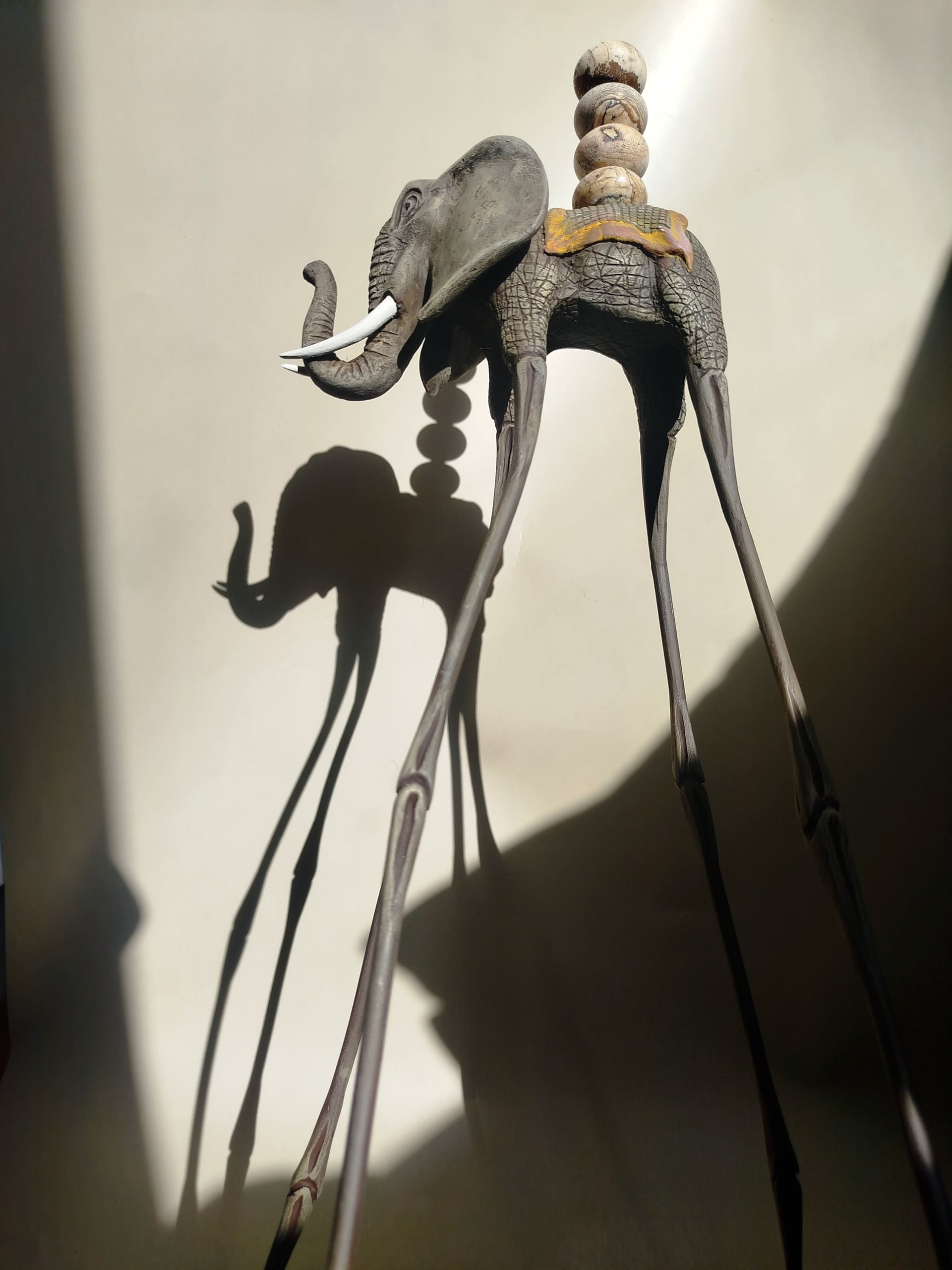 Авторская статуэтка слона "Идущий" с вставками из натуральной яшмы — коричневая готовая работа ручной работы