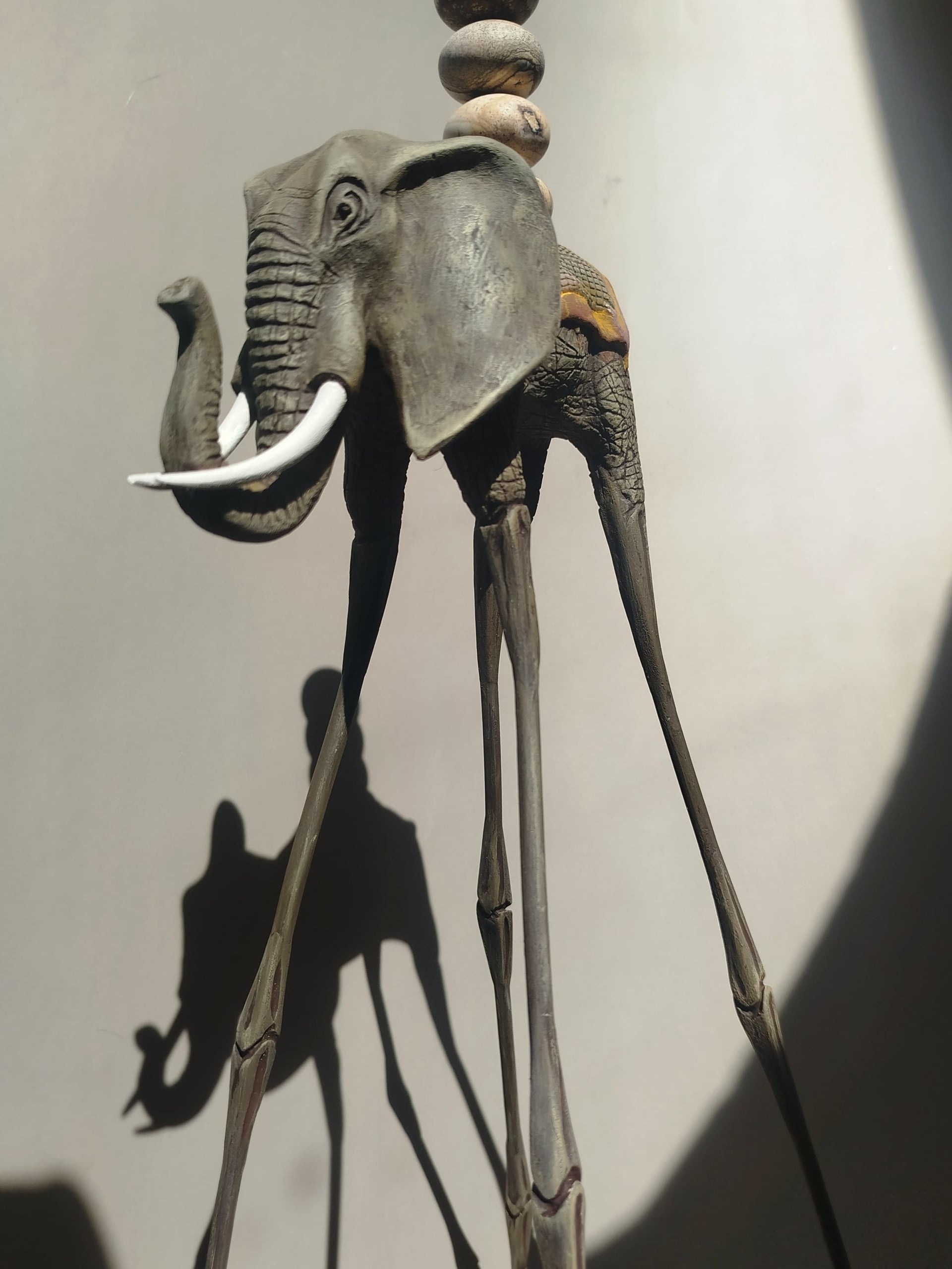 Авторская статуэтка слона "Идущий" с вставками из натуральной яшмы — коричневая готовая работа ручной работы