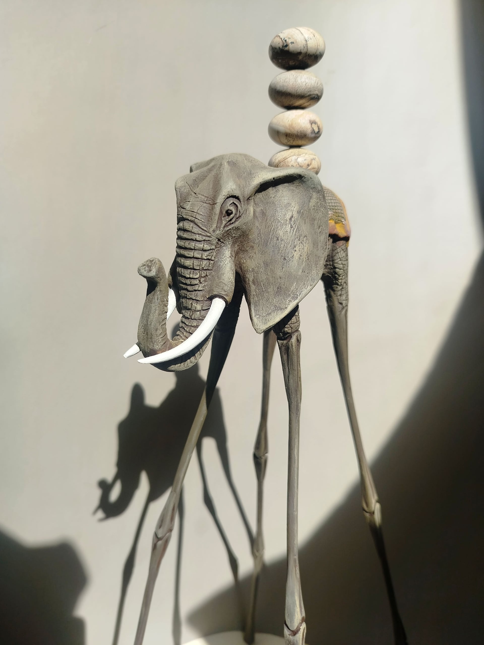 Авторская статуэтка слона "Идущий" с вставками из натуральной яшмы — коричневая готовая работа ручной работы