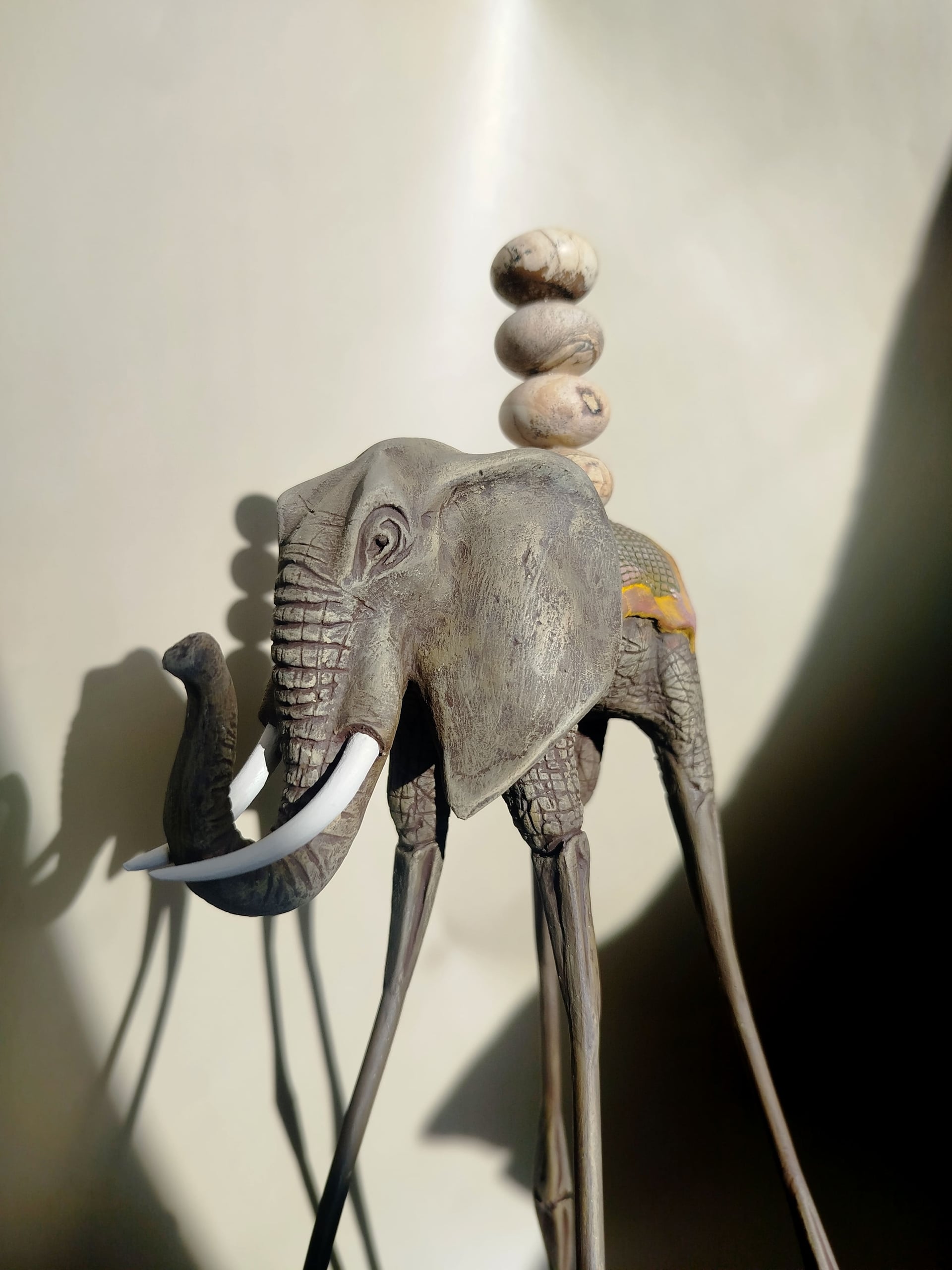 Авторская статуэтка слона "Идущий" с вставками из натуральной яшмы — коричневая готовая работа ручной работы