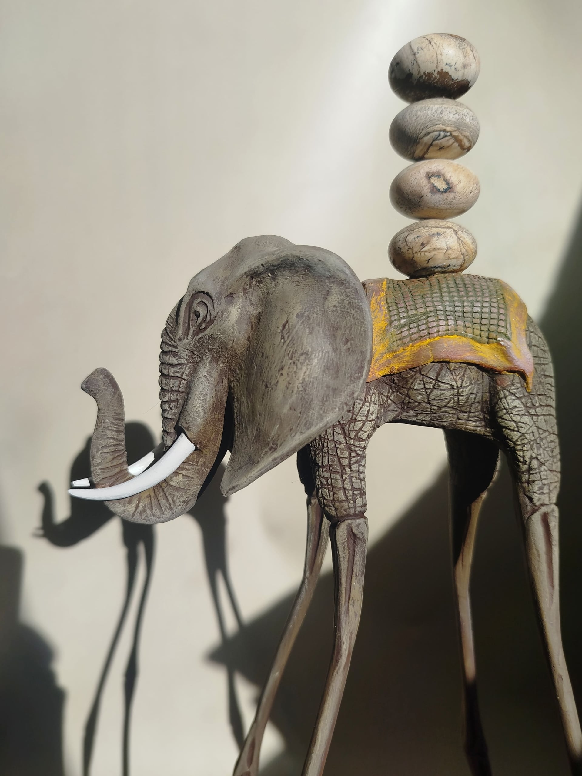 Авторская статуэтка слона "Идущий" с вставками из натуральной яшмы — коричневая готовая работа ручной работы