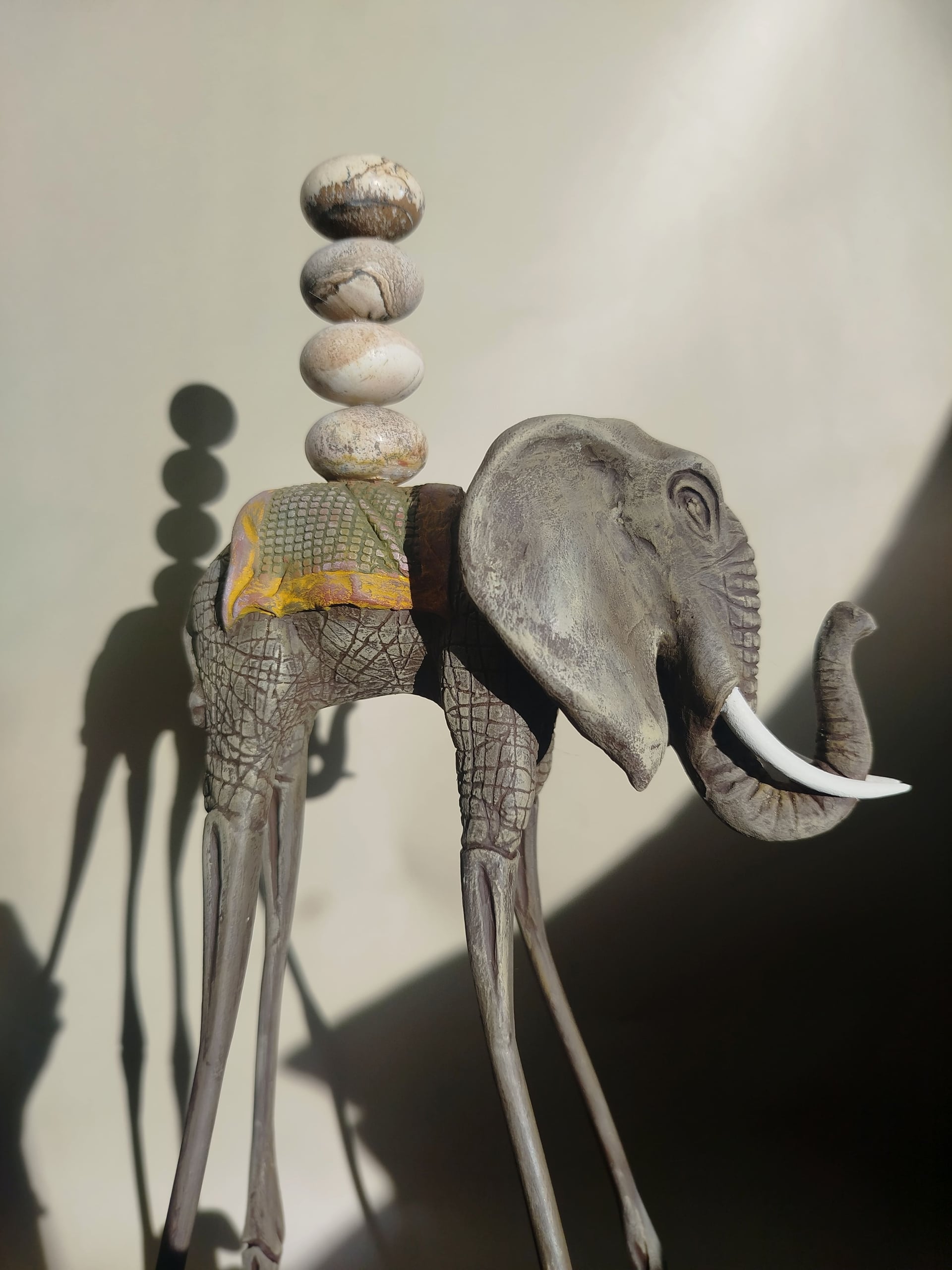 Авторская статуэтка слона "Идущий" с вставками из натуральной яшмы — коричневая готовая работа ручной работы