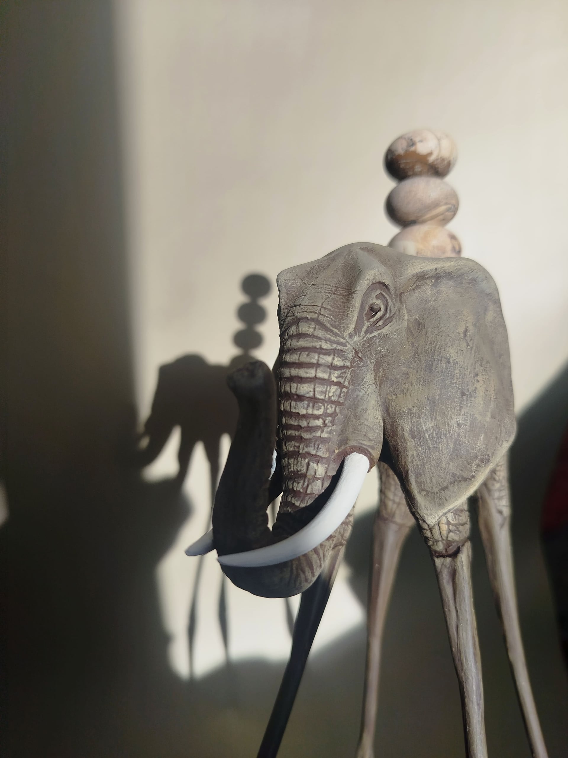 Авторская статуэтка слона "Идущий" с вставками из натуральной яшмы — коричневая готовая работа ручной работы