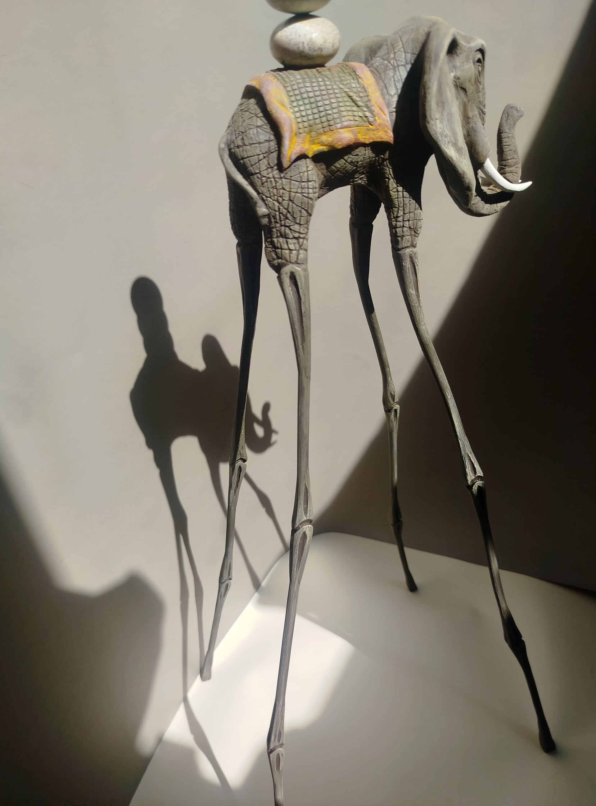 Авторская статуэтка слона "Идущий" с вставками из натуральной яшмы — коричневая готовая работа ручной работы