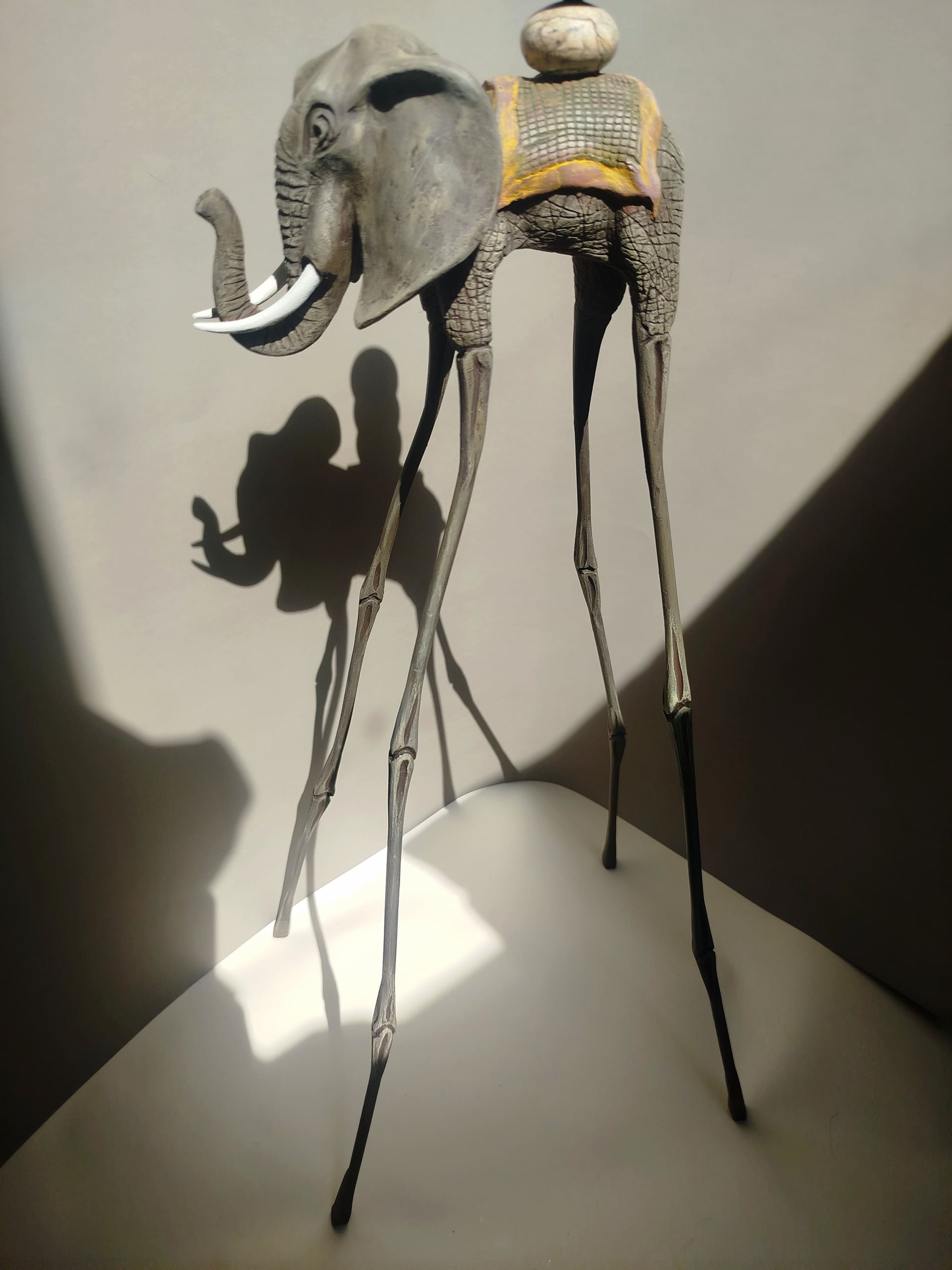 Авторская статуэтка слона "Идущий" с вставками из натуральной яшмы — коричневая готовая работа ручной работы