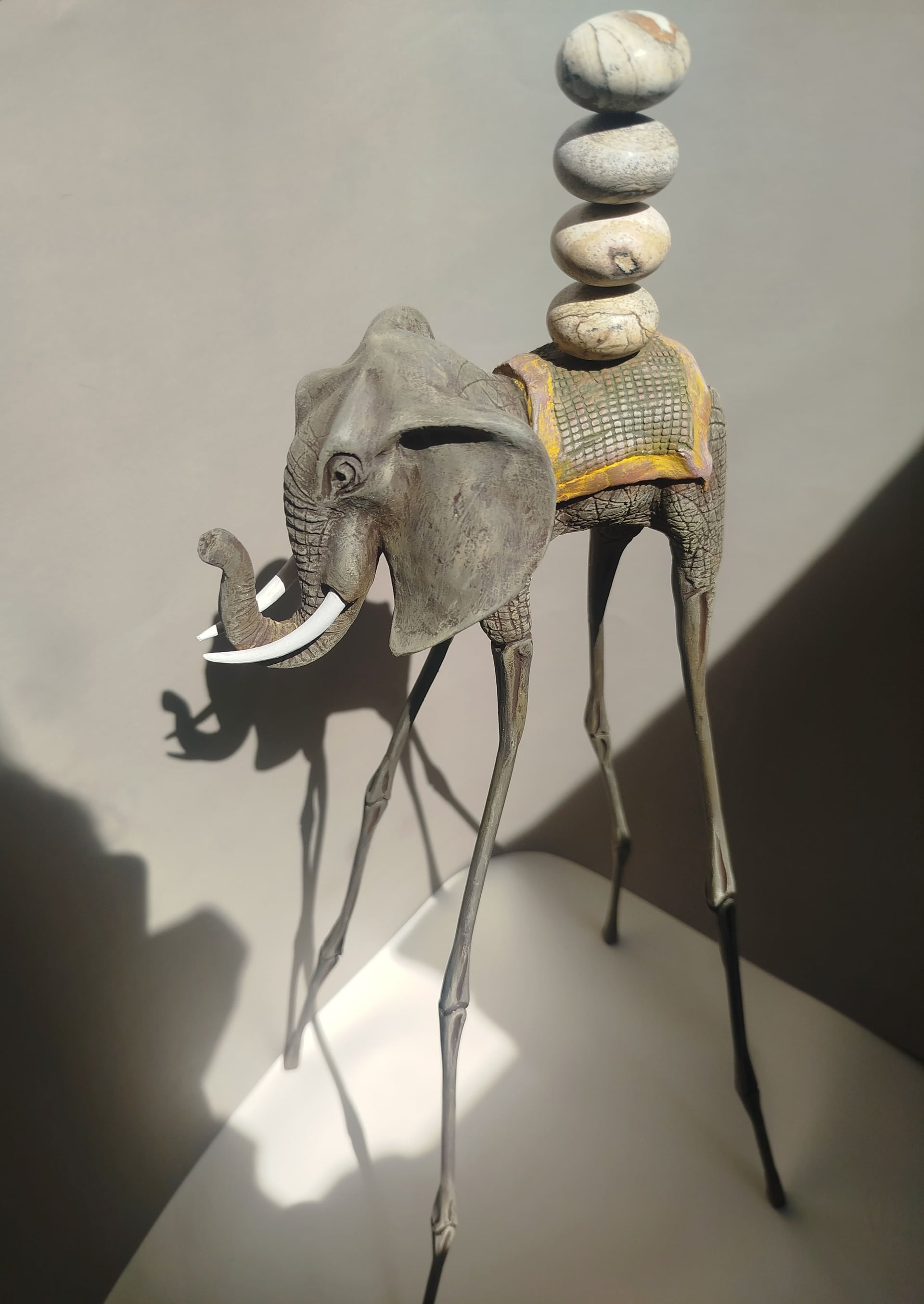 Авторская статуэтка слона "Идущий" с вставками из натуральной яшмы — коричневая готовая работа ручной работы