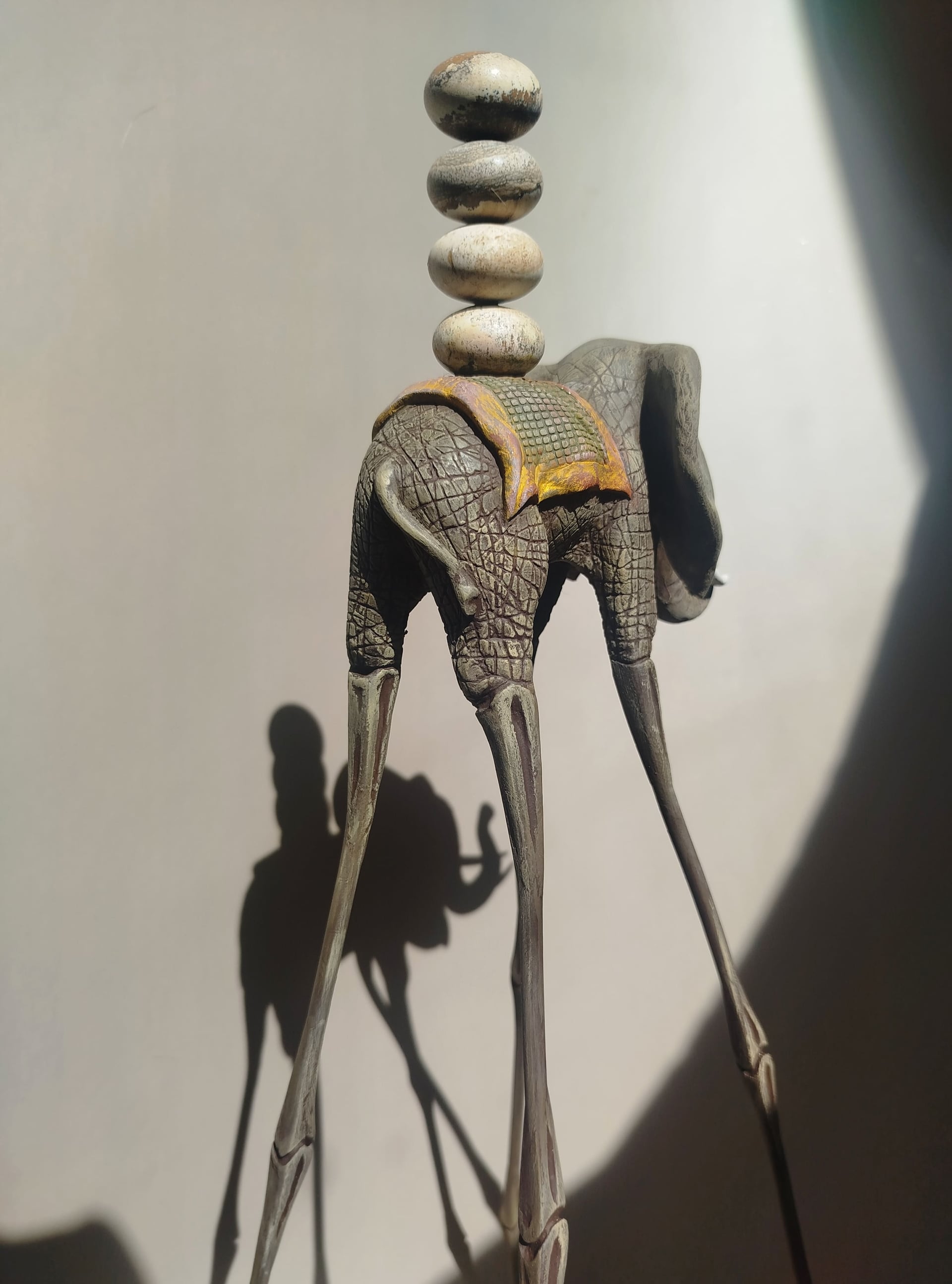 Авторская статуэтка слона "Идущий" с вставками из натуральной яшмы — коричневая готовая работа ручной работы